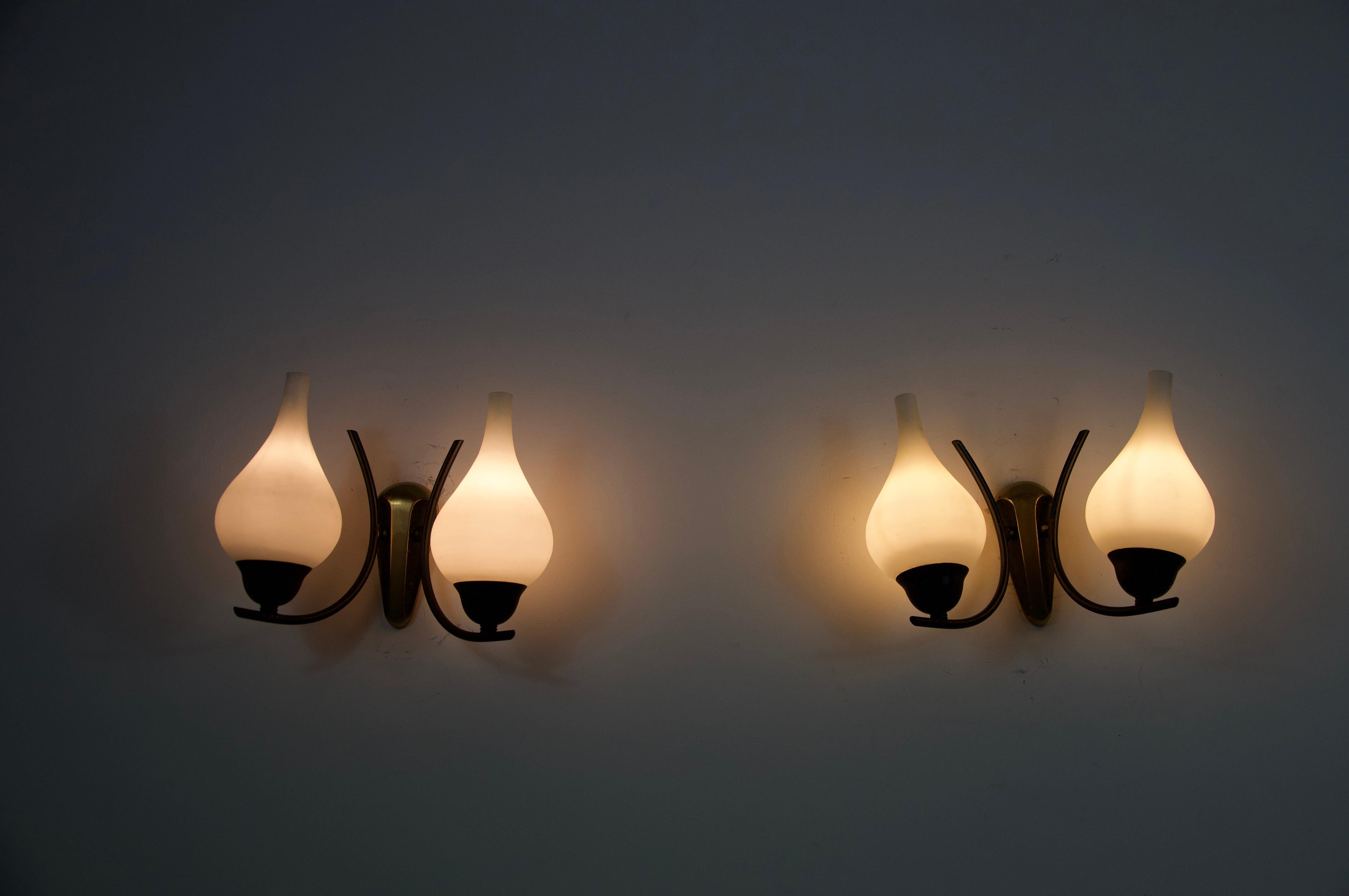 Lámparas de pared de latón y opalina de mediados de siglo, Italia, años 60 en venta 3