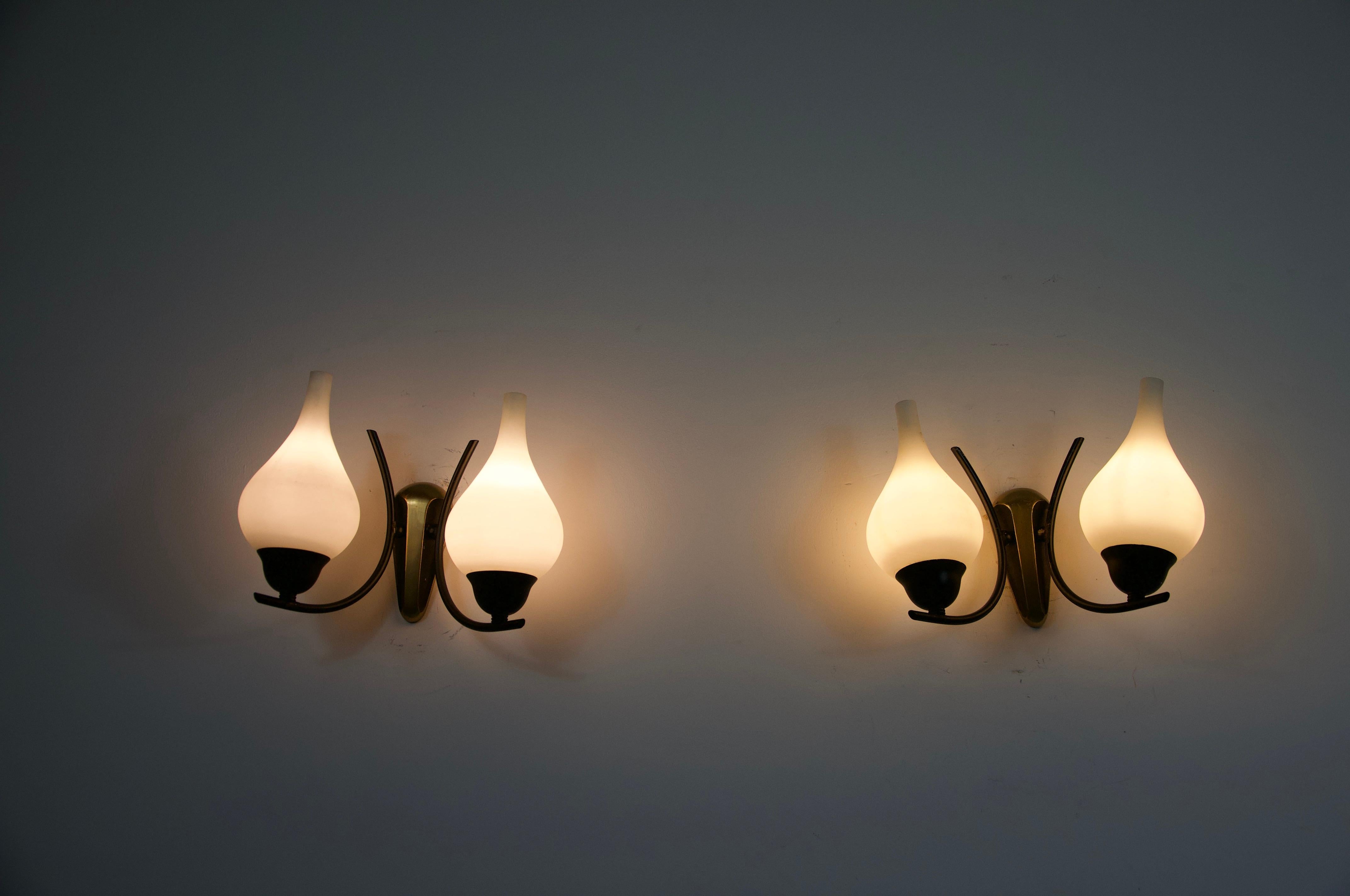 Lámparas de pared de latón y opalina de mediados de siglo, Italia, años 60 en venta 4