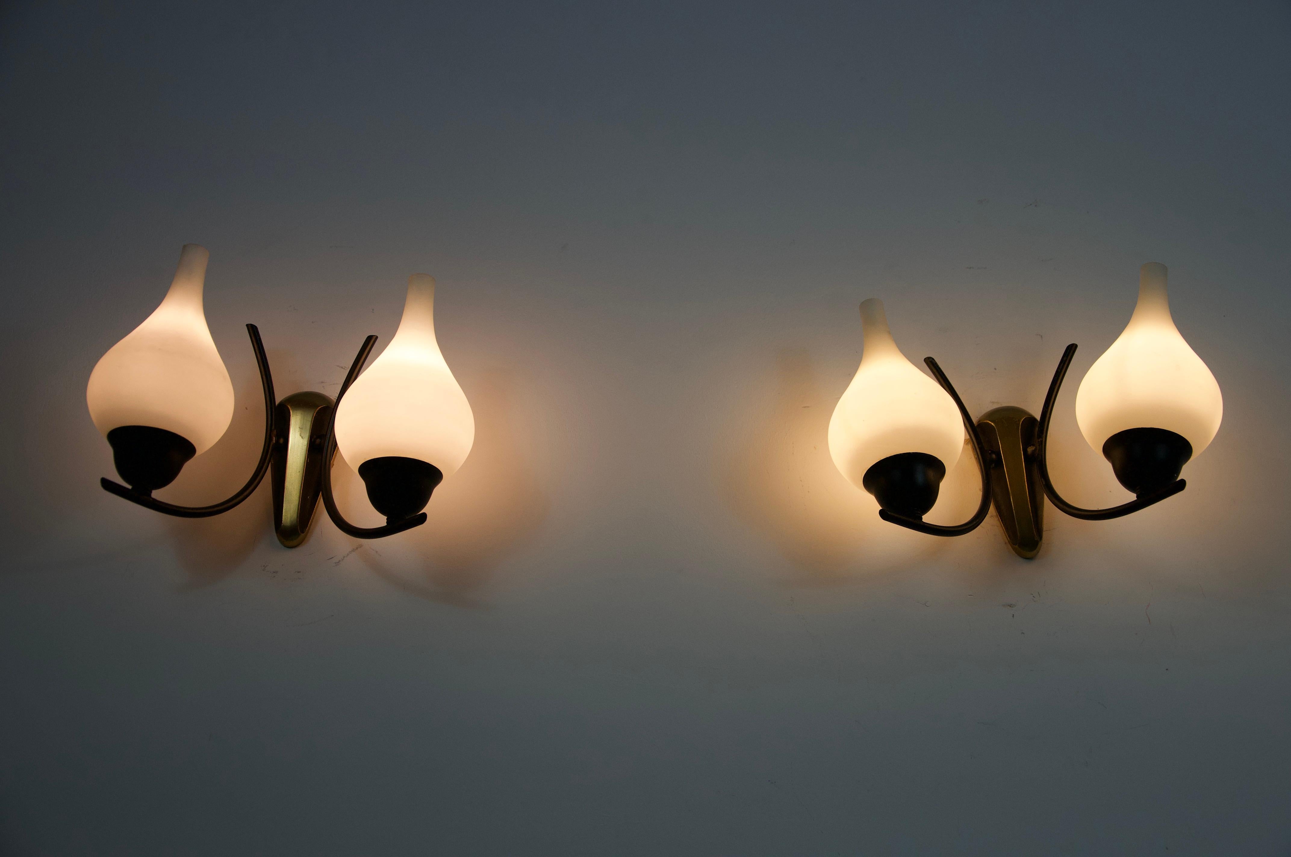 Lámparas de pared de latón y opalina de mediados de siglo, Italia, años 60 en venta 5