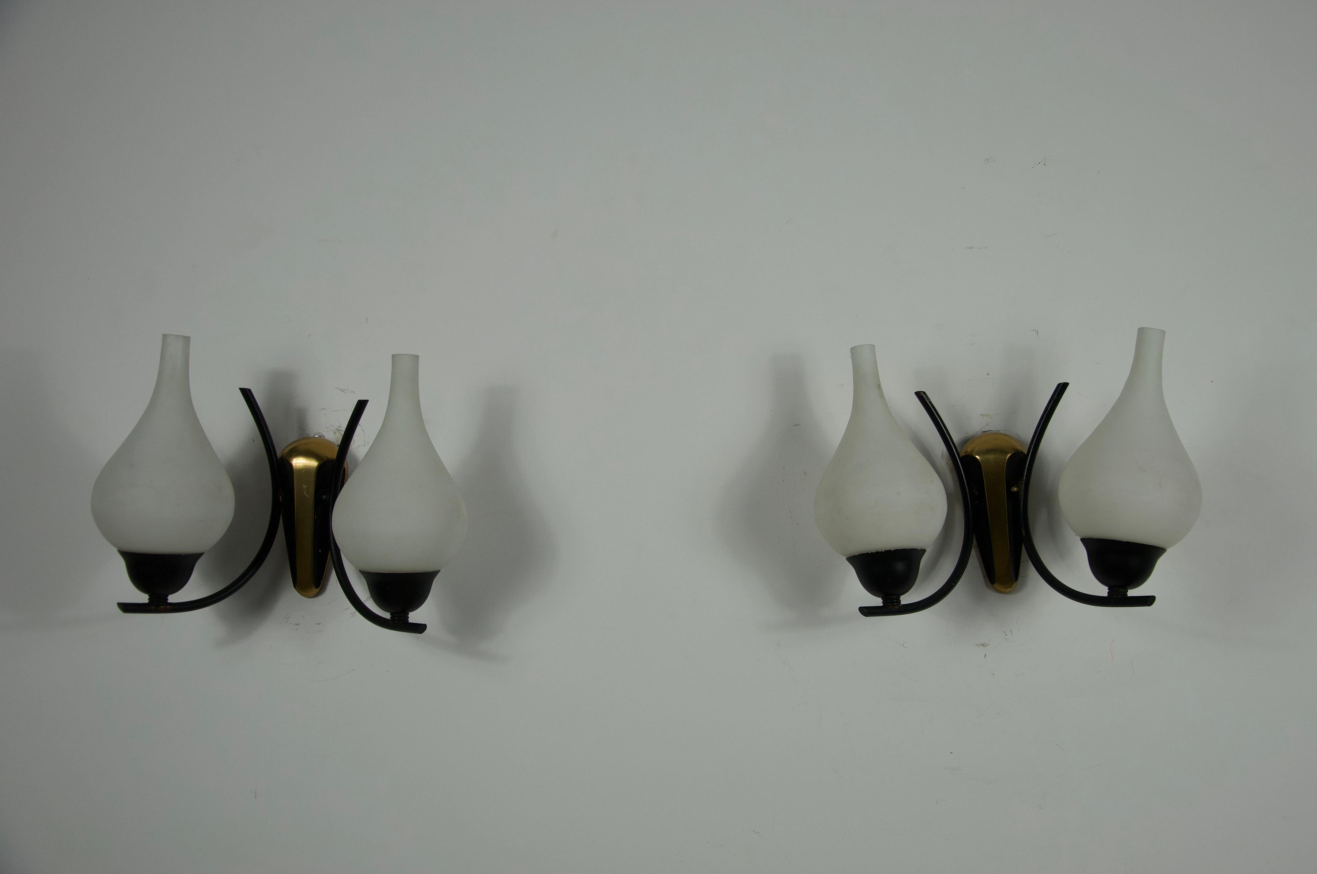 Lámparas de pared de latón y opalina de mediados de siglo, Italia, años 60 Moderno de mediados de siglo en venta