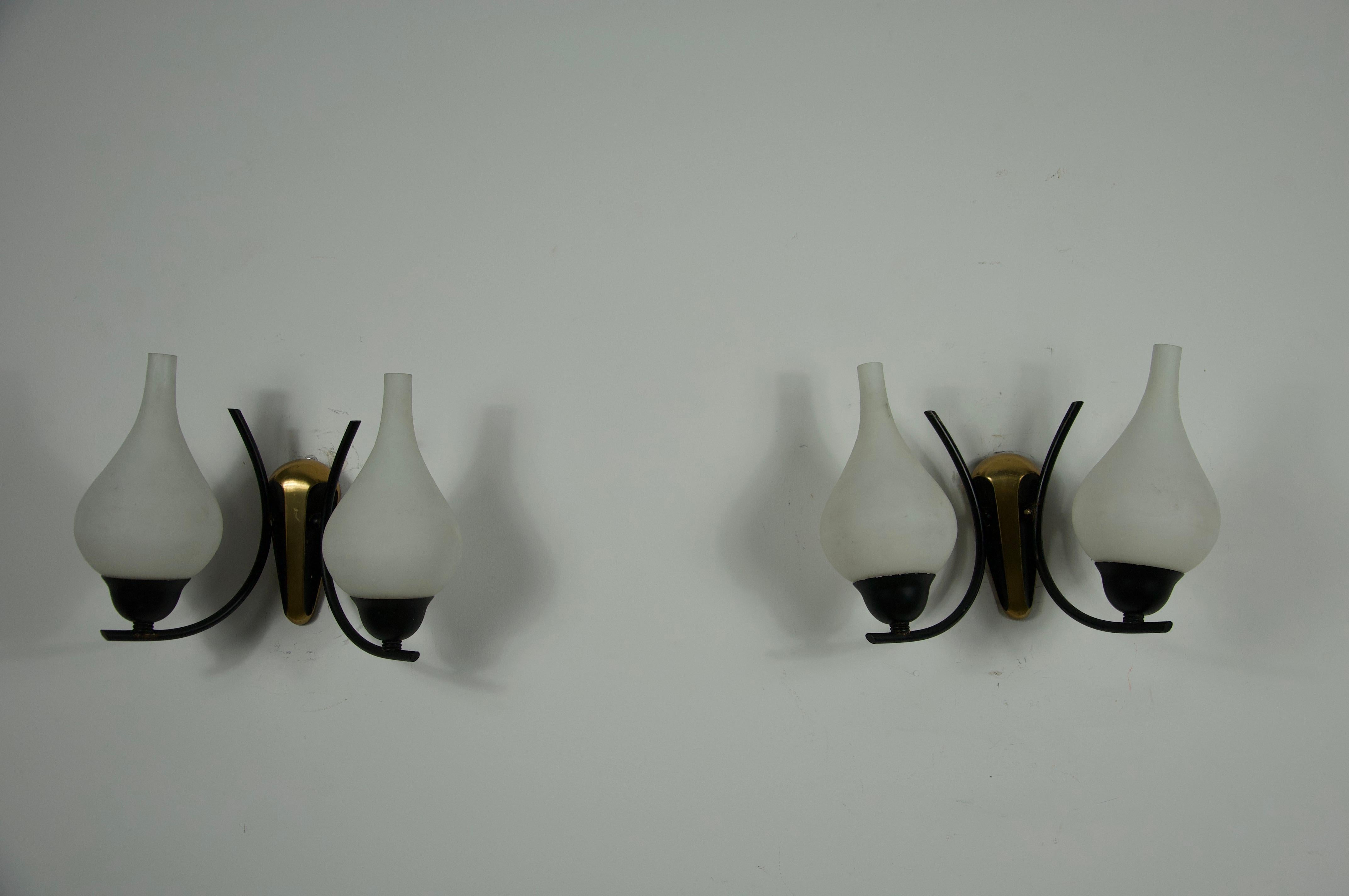 Lámparas de pared de latón y opalina de mediados de siglo, Italia, años 60 Italiano en venta