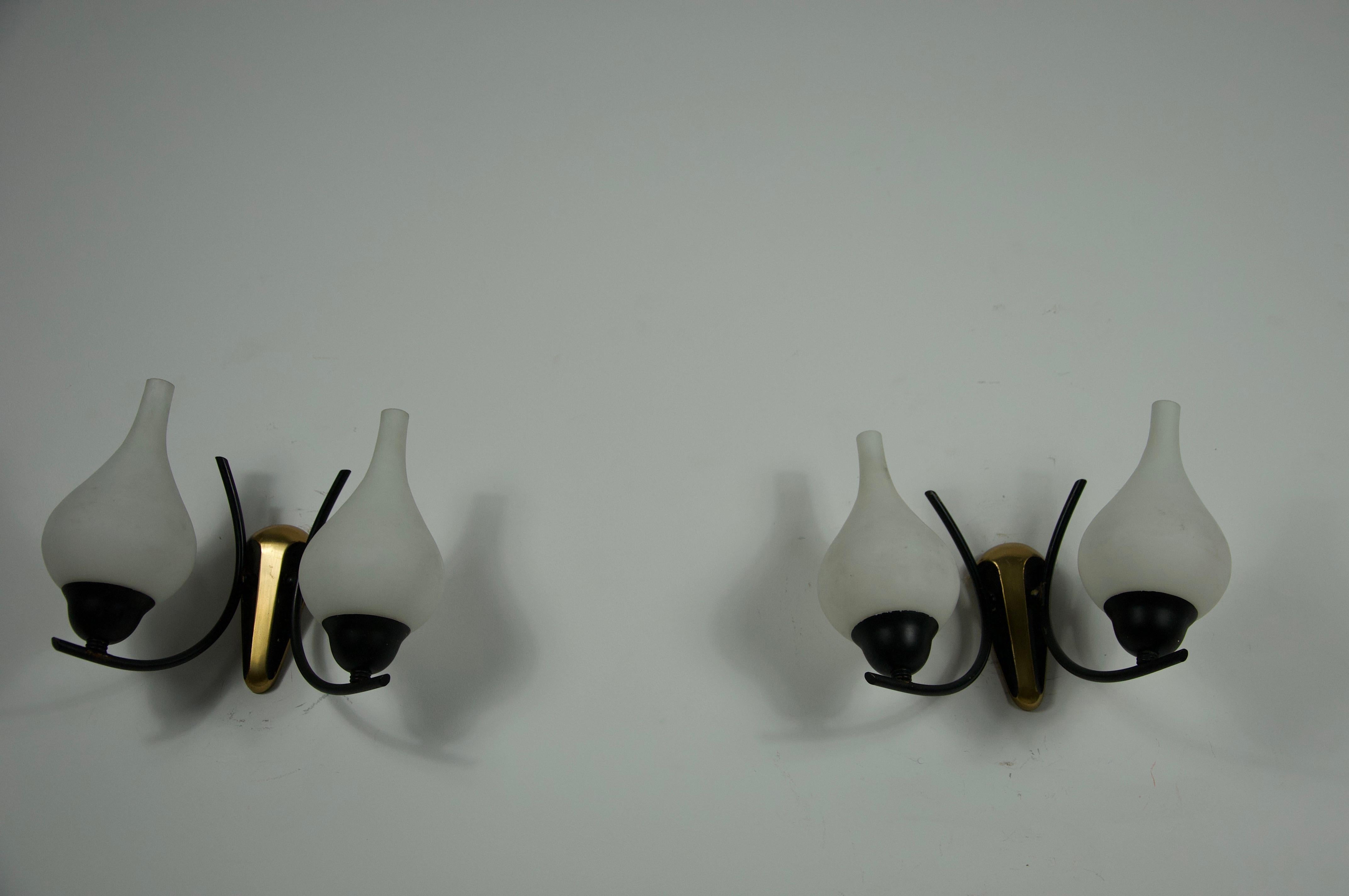 Lámparas de pared de latón y opalina de mediados de siglo, Italia, años 60 en Bueno estado para la venta en Hagenbach, DE