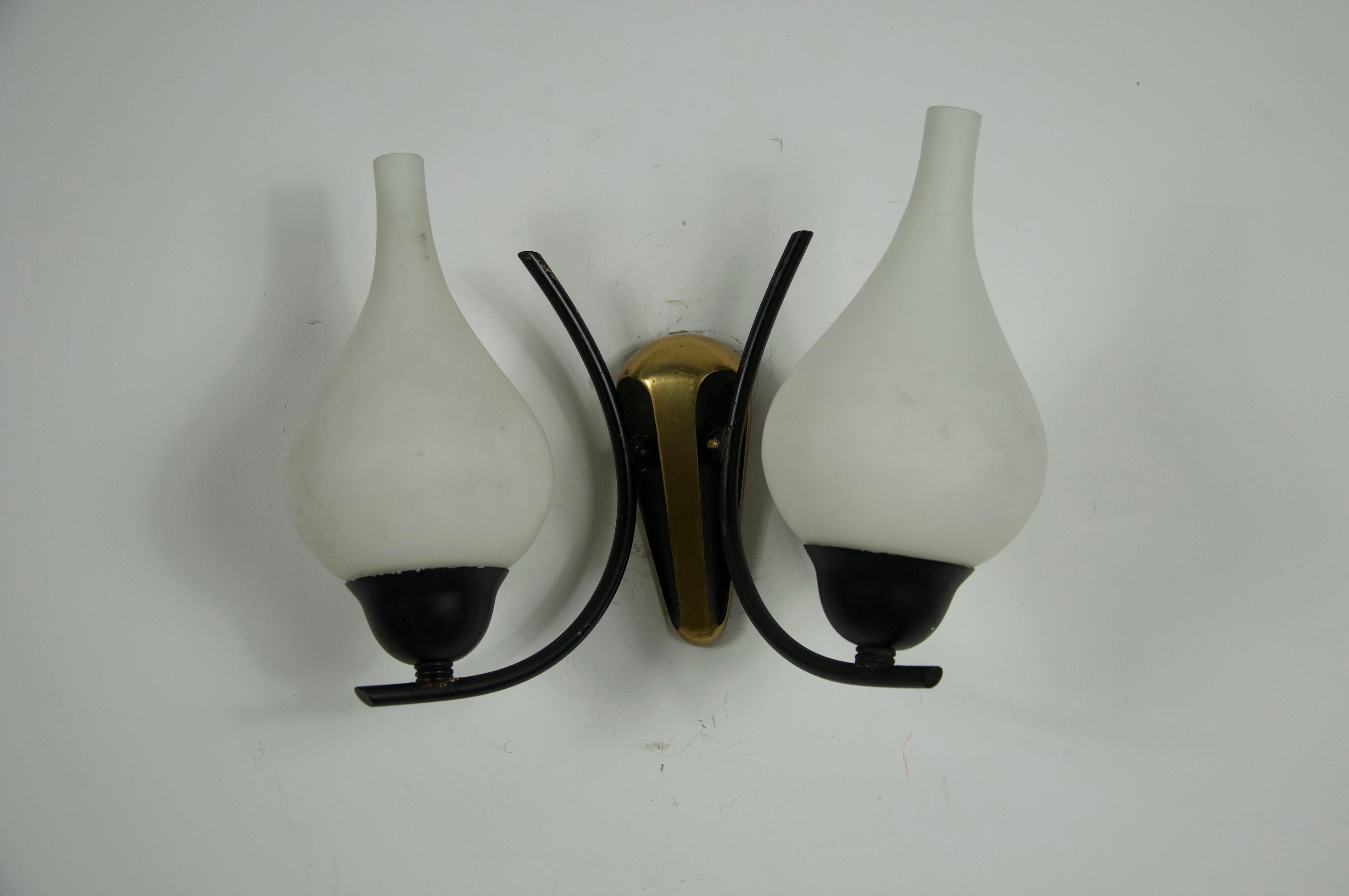 Lámparas de pared de latón y opalina de mediados de siglo, Italia, años 60 mediados del siglo XX en venta