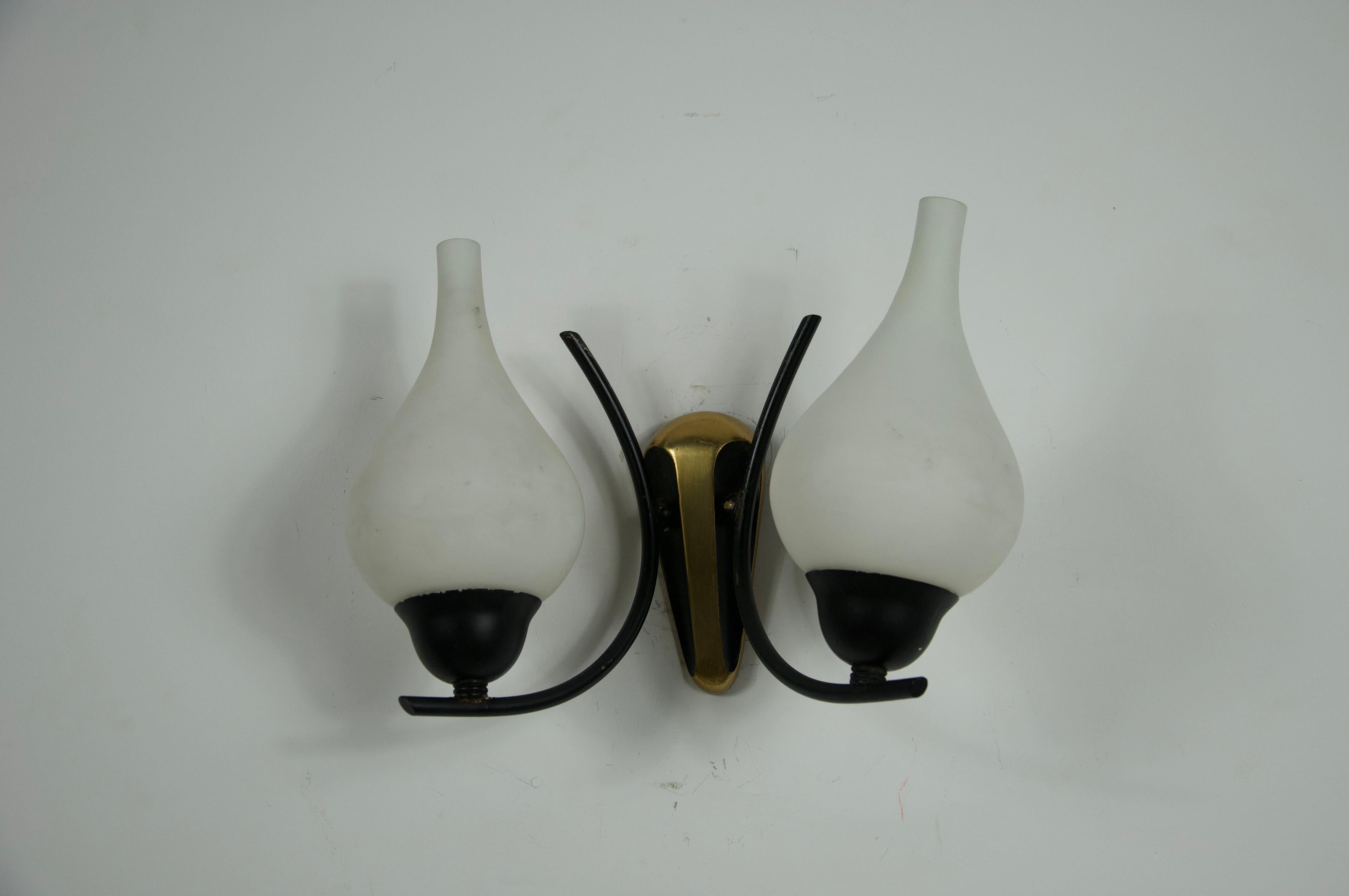 Lámparas de pared de latón y opalina de mediados de siglo, Italia, años 60 Latón en venta