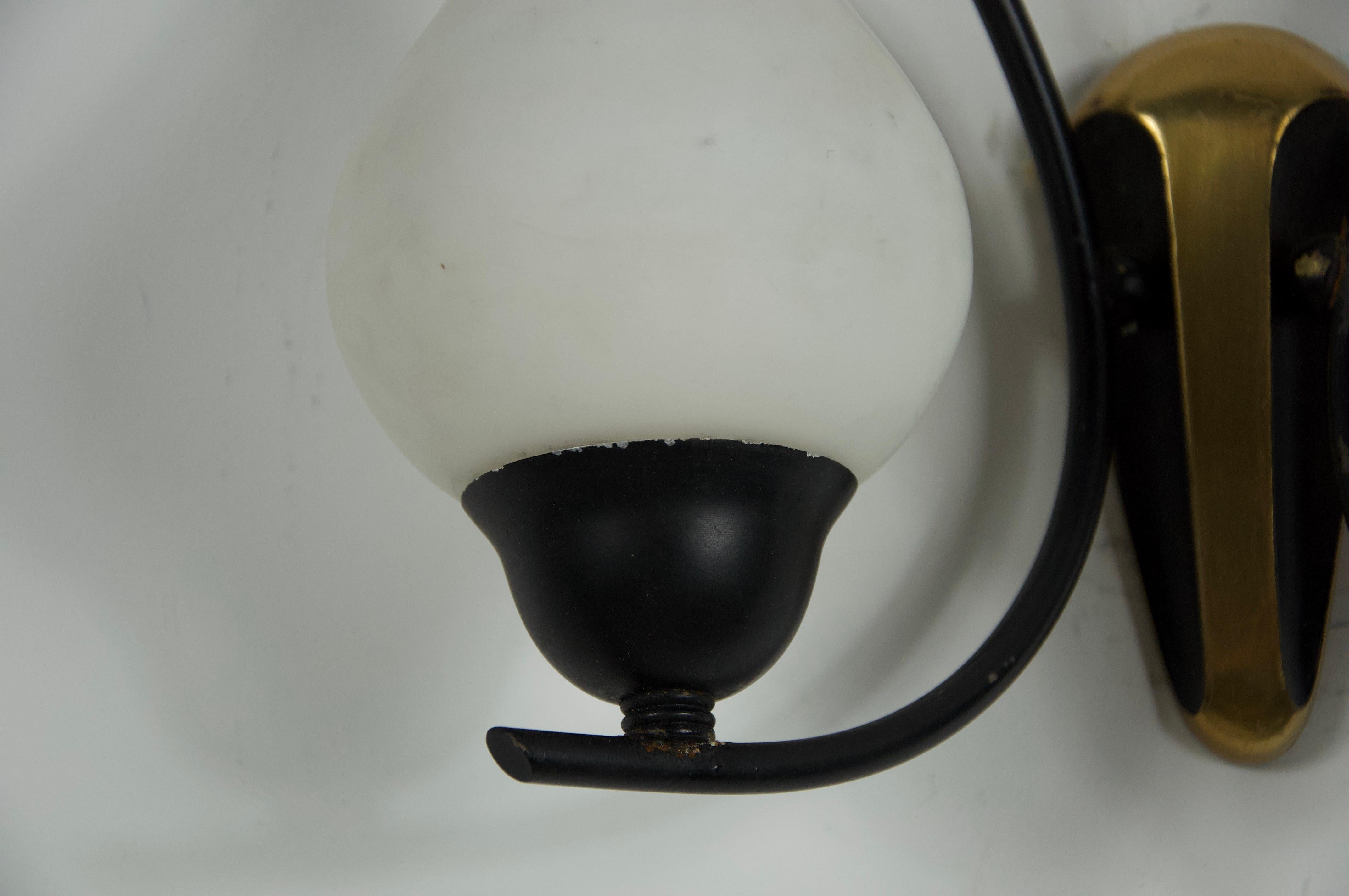 Lámparas de pared de latón y opalina de mediados de siglo, Italia, años 60 en venta 1