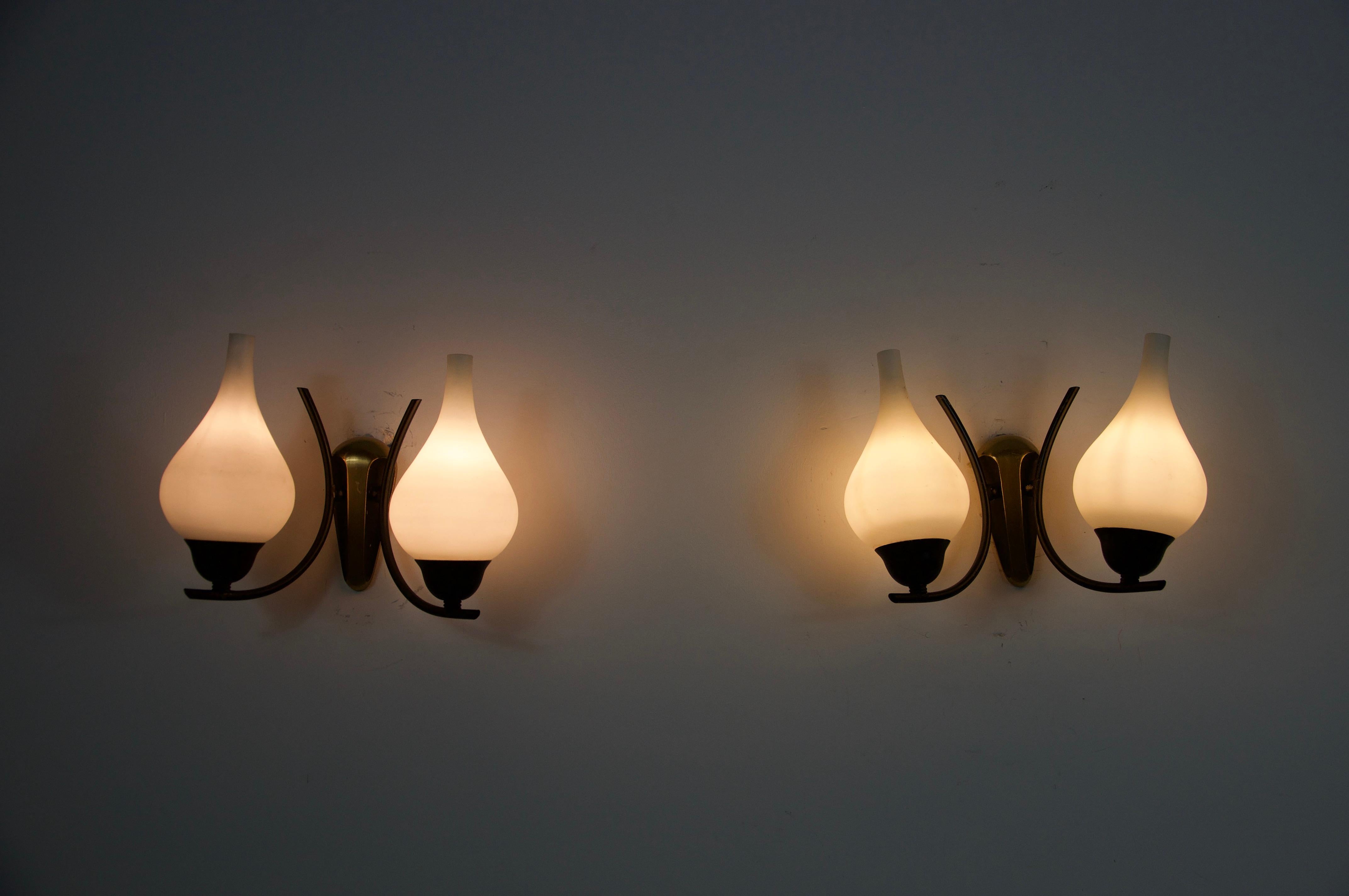 Lámparas de pared de latón y opalina de mediados de siglo, Italia, años 60 en venta 2