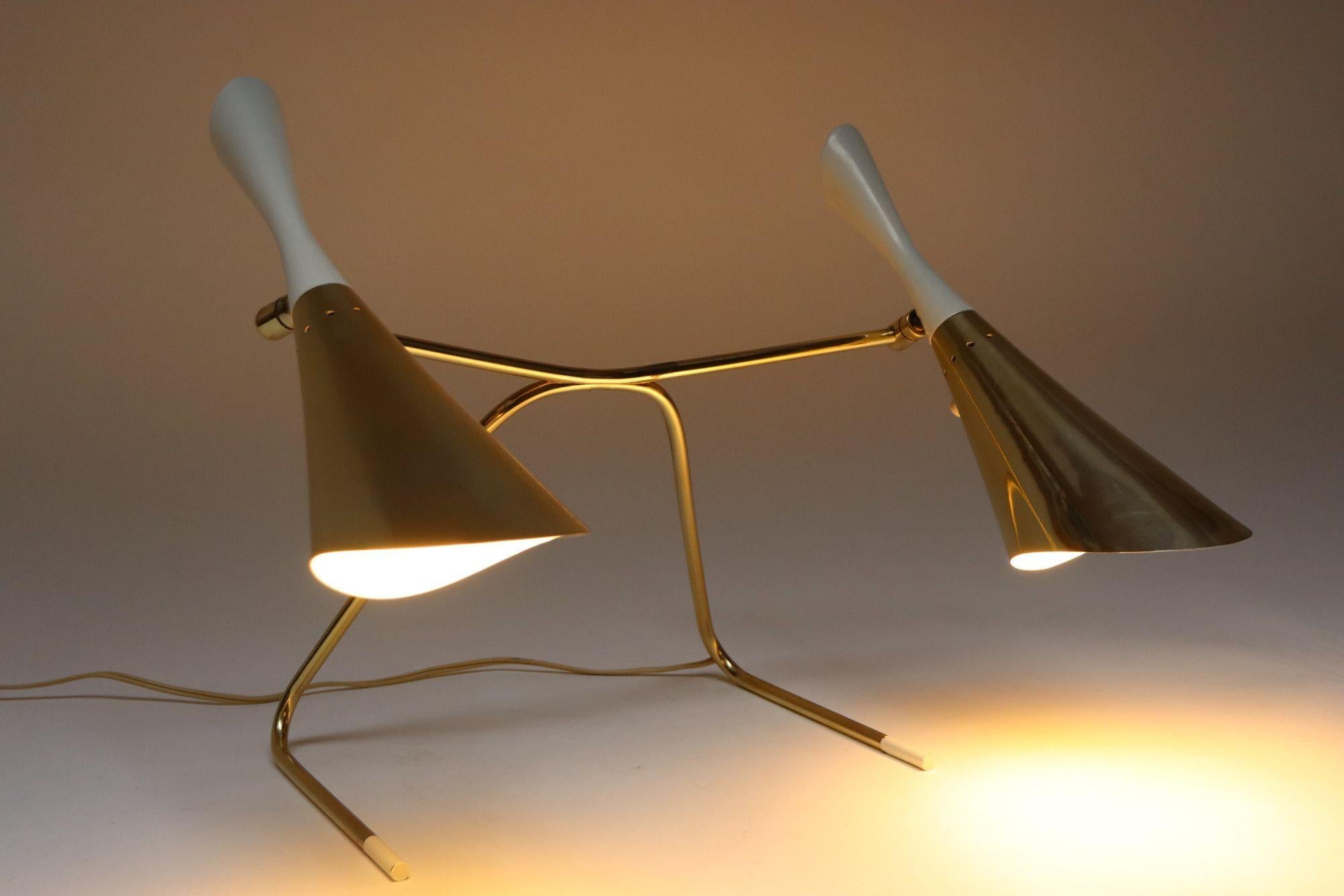 American Mid-Century Brass and Painted Metal Twin Shade Table Lamp Attributed to Laurel For Sale
