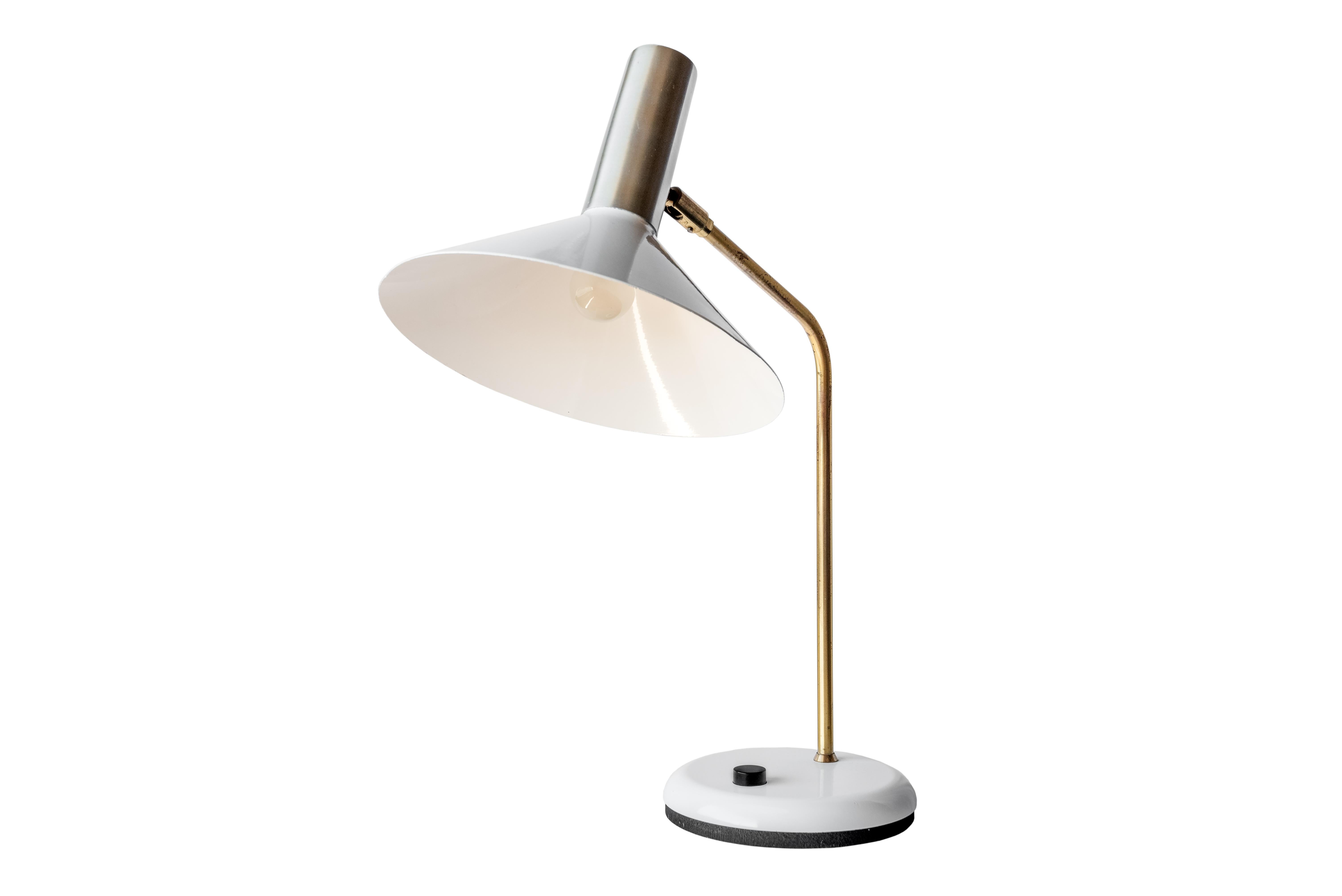 Rare and beautiful mid-century brass and painted steel desk lamp by Stilnovo, 1950.
Classic and elegant this Italian Stilnovo table lamp in white painted steel and is currently wired for the EU.

Photos by João Boullosa - Porto /