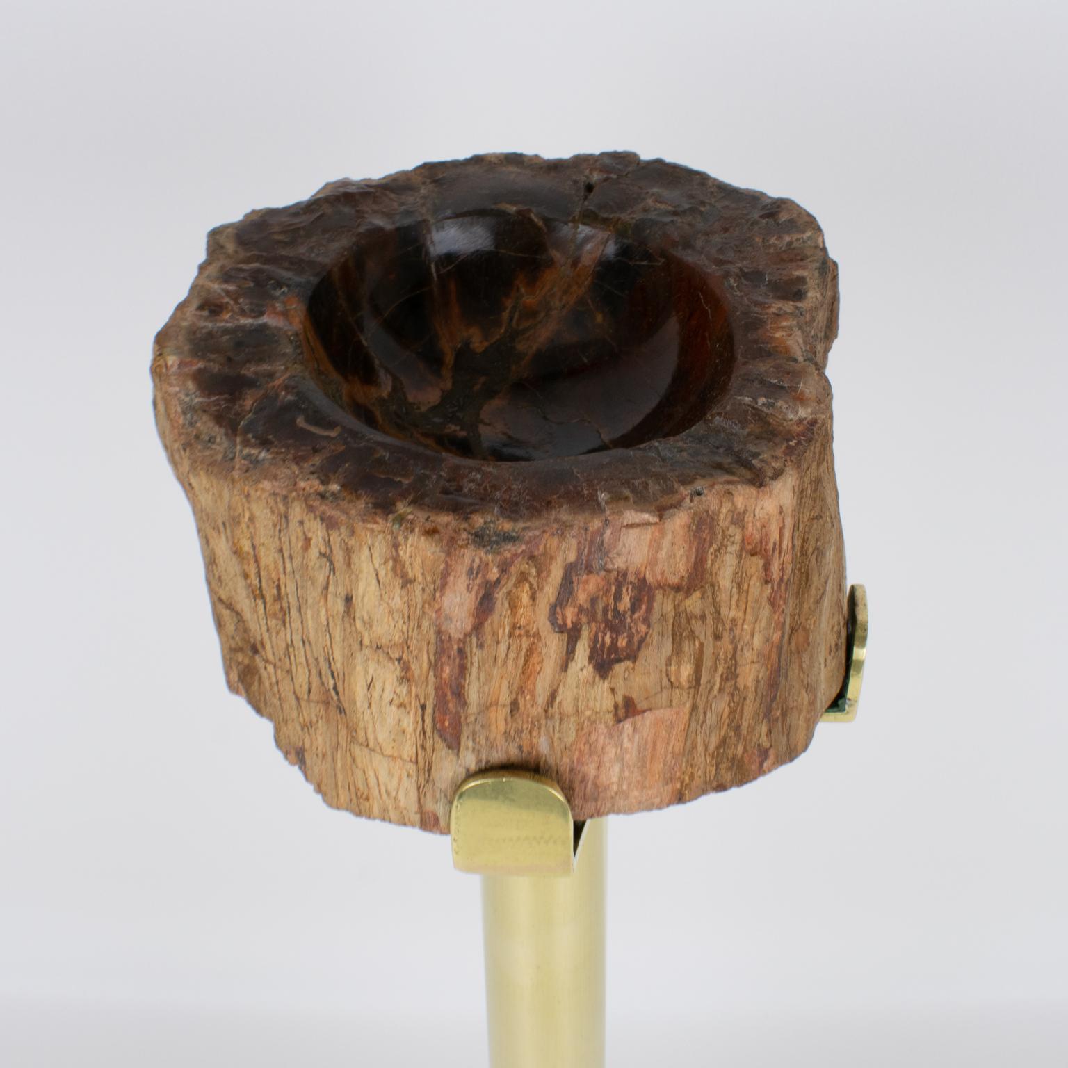 Aschenbecher Vide Poche Beistelltisch aus Messing und versteinertem Holz aus der Jahrhundertmitte, um 1960 im Angebot 5