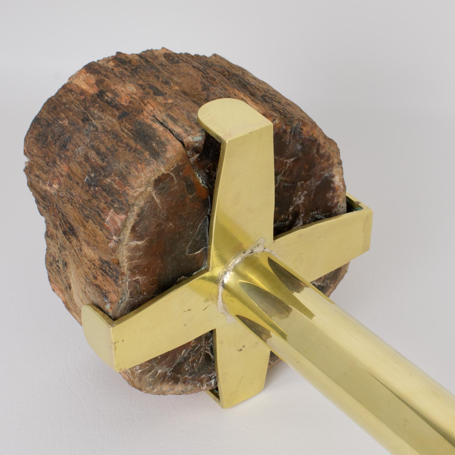 Aschenbecher Vide Poche Beistelltisch aus Messing und versteinertem Holz aus der Jahrhundertmitte, um 1960 im Angebot 7