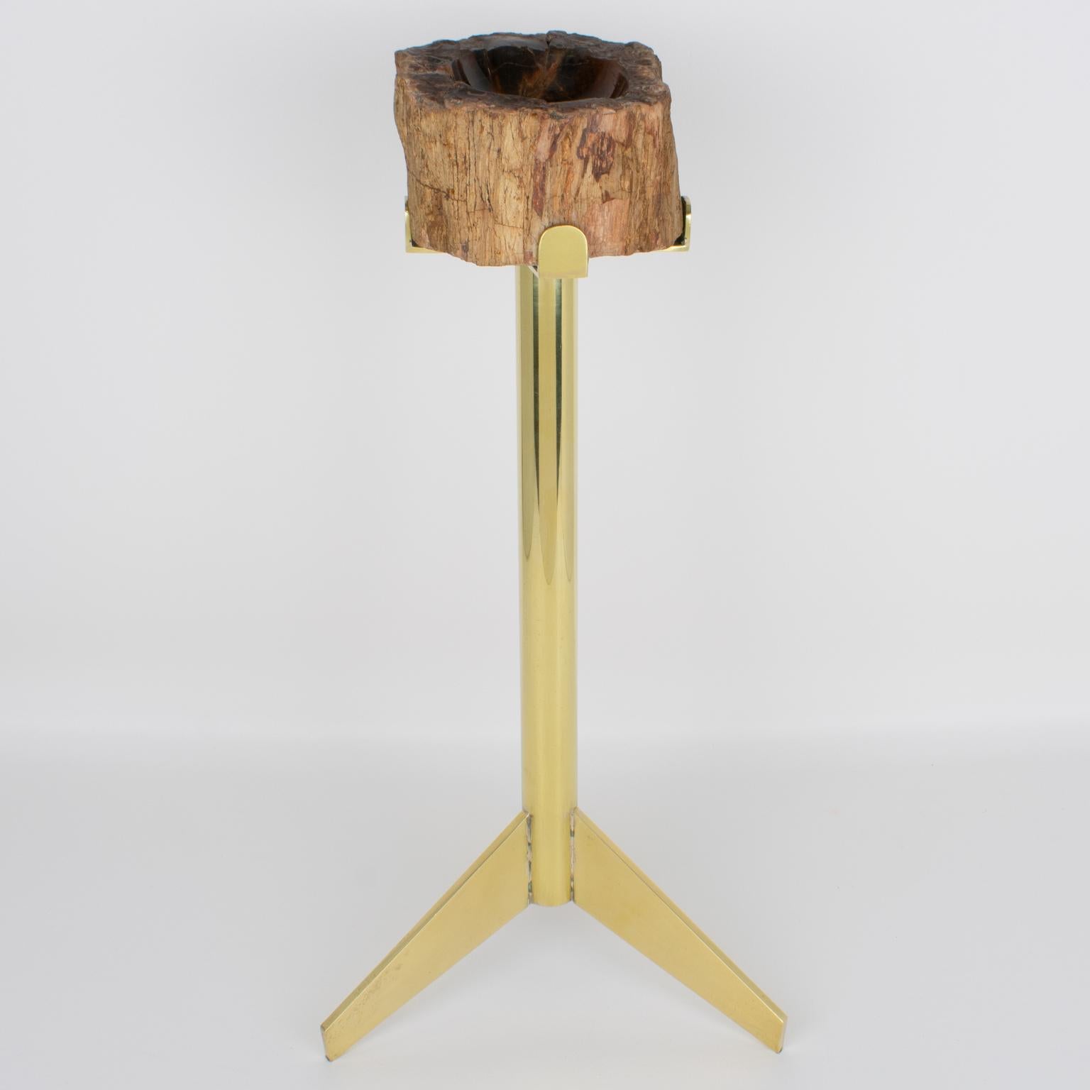 Aschenbecher Vide Poche Beistelltisch aus Messing und versteinertem Holz aus der Jahrhundertmitte, um 1960 im Zustand „Hervorragend“ im Angebot in Atlanta, GA