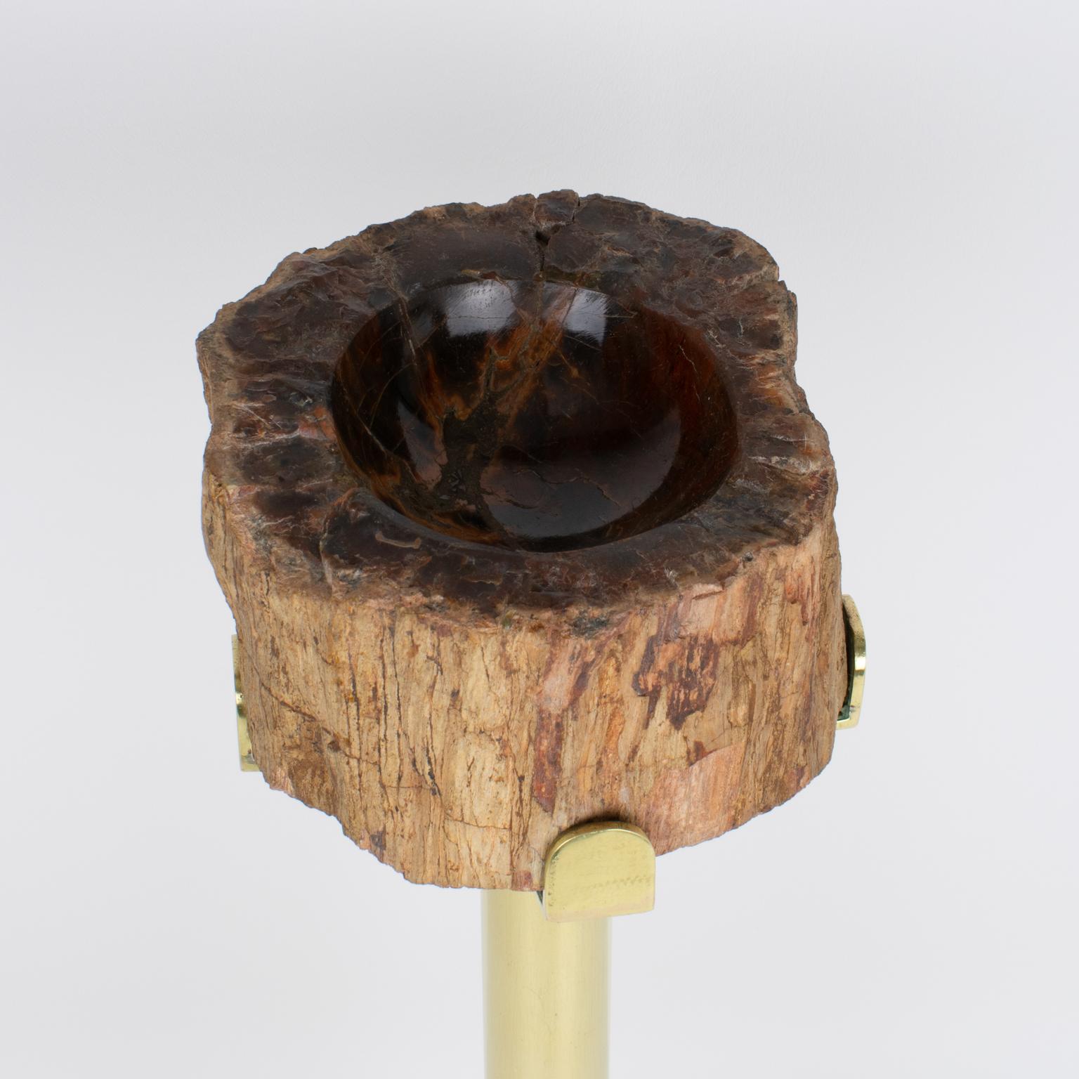 Aschenbecher Vide Poche Beistelltisch aus Messing und versteinertem Holz aus der Jahrhundertmitte, um 1960 (Metall) im Angebot