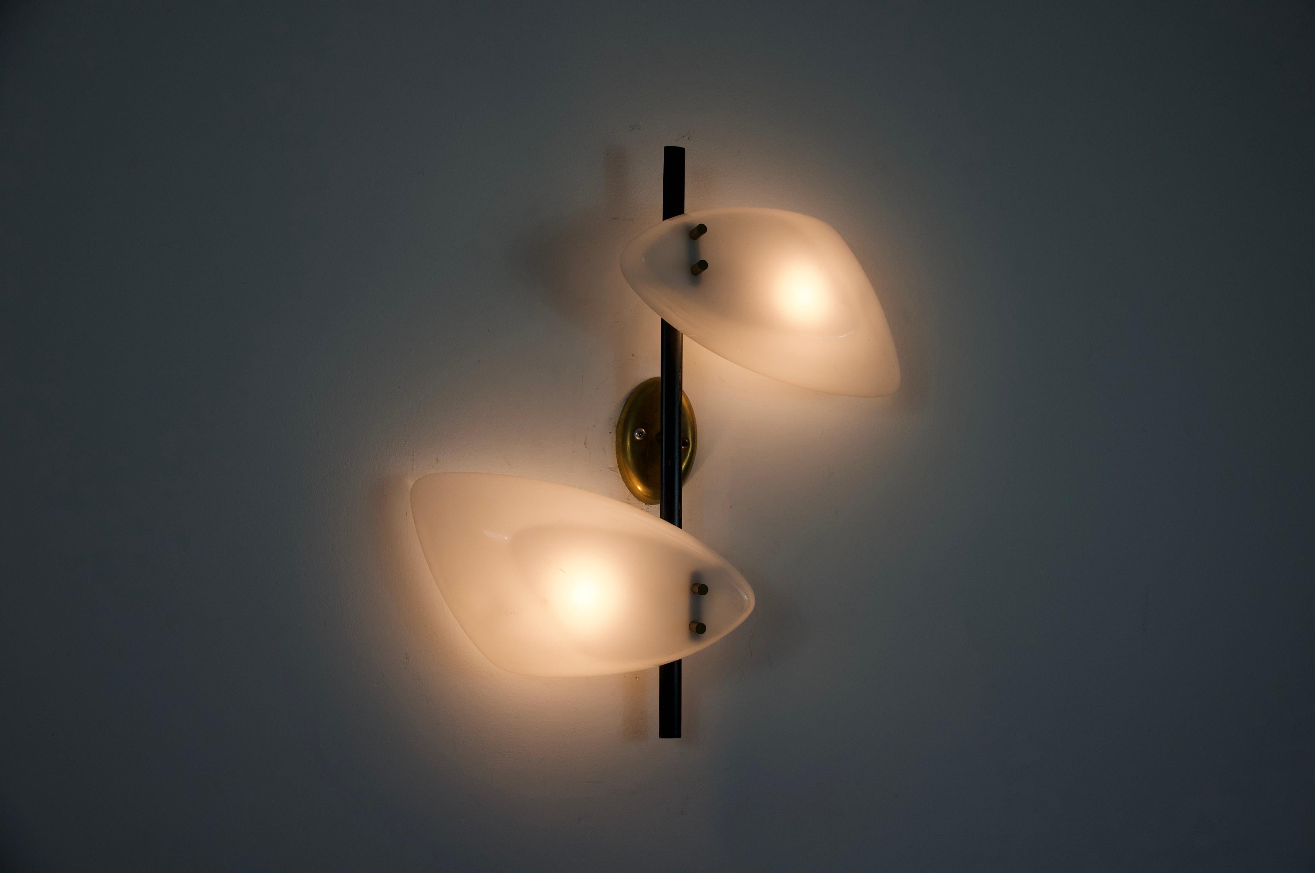 Lampada da parete di metà secolo in ottone e vetro plexi, Italia, anni '60 in vendita 3