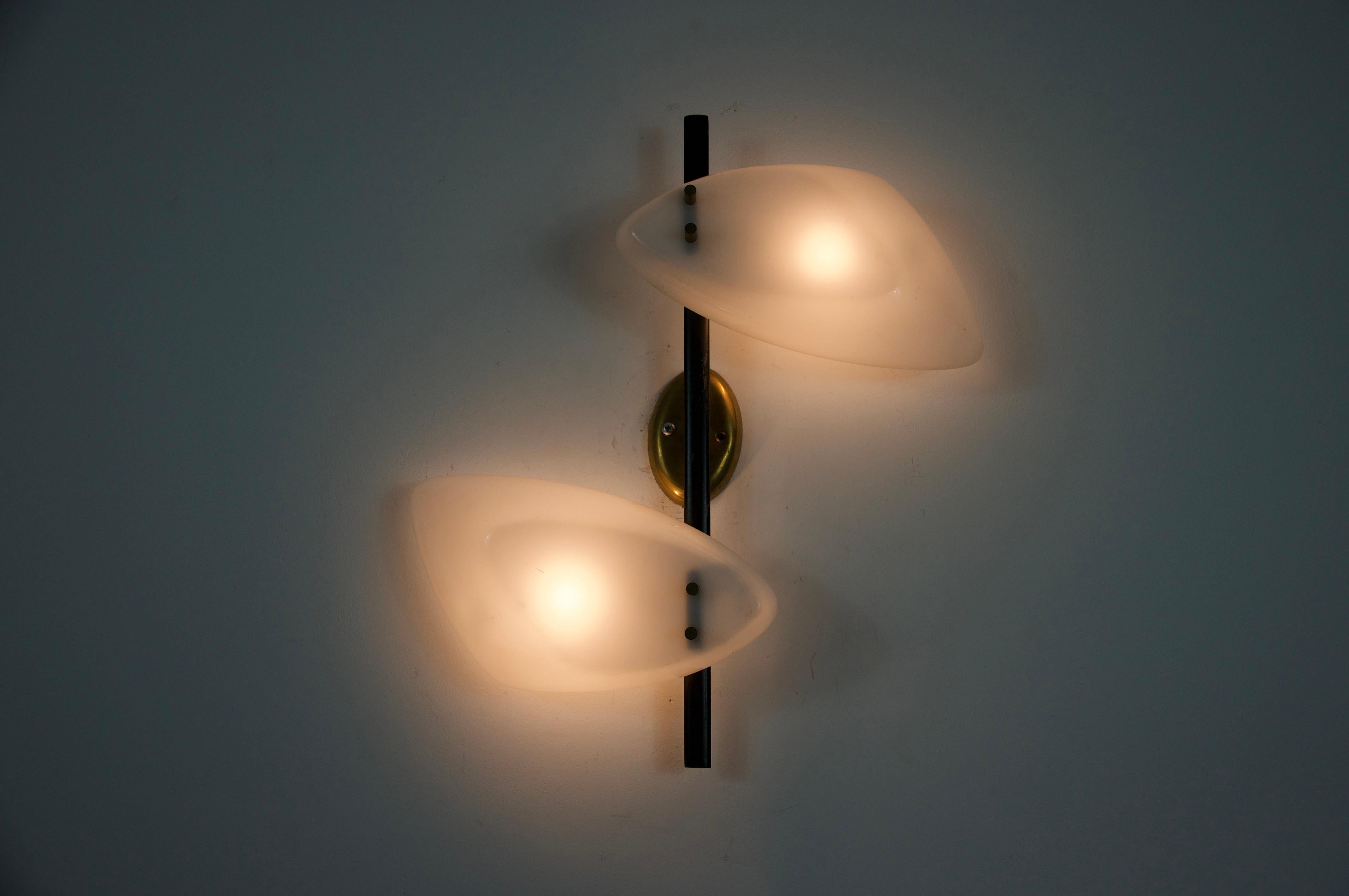 Lampada da parete di metà secolo in ottone e vetro plexi, Italia, anni '60 in vendita 4