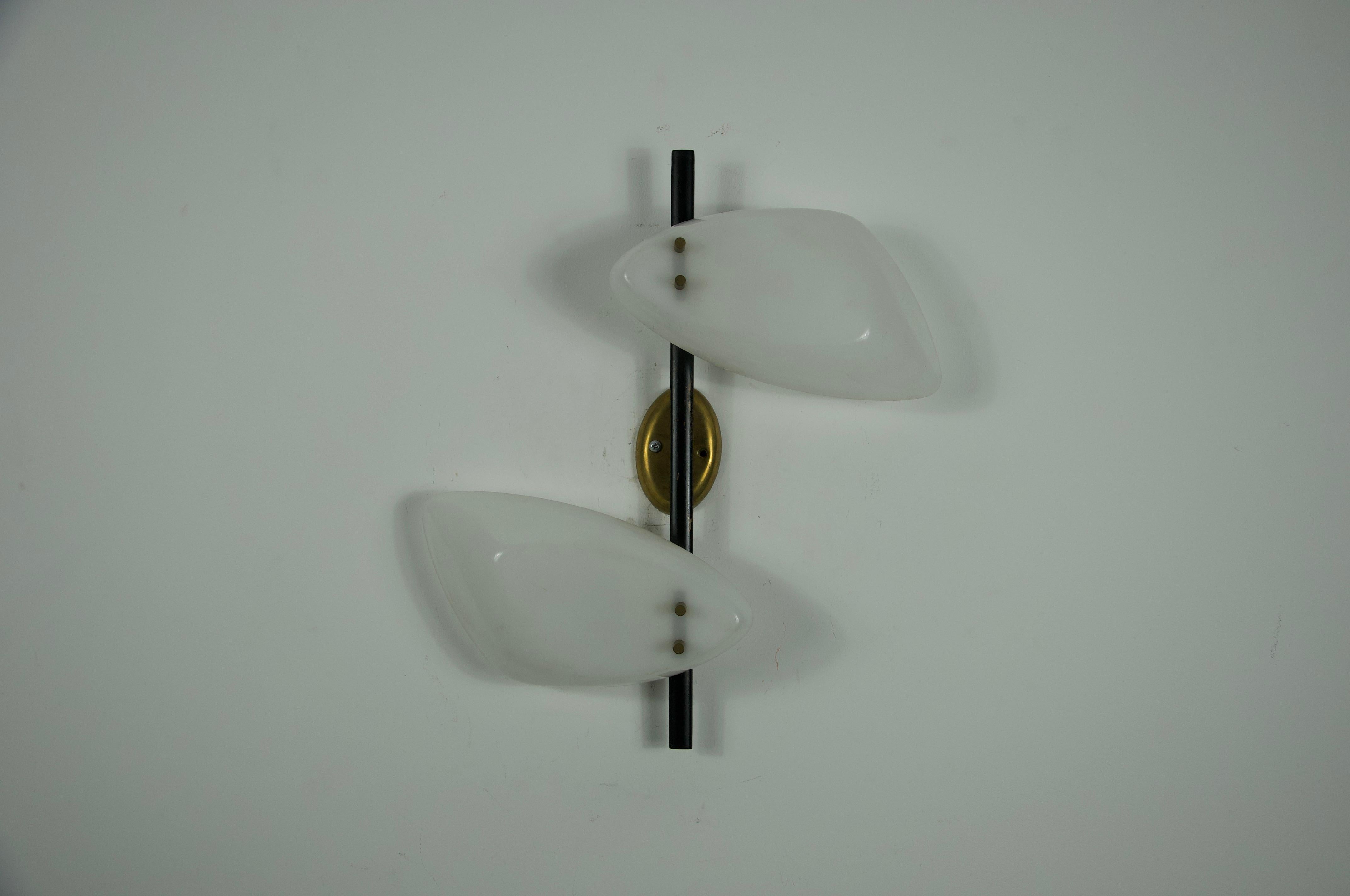 Mid-Century moderno Lampada da parete di metà secolo in ottone e vetro plexi, Italia, anni '60 in vendita