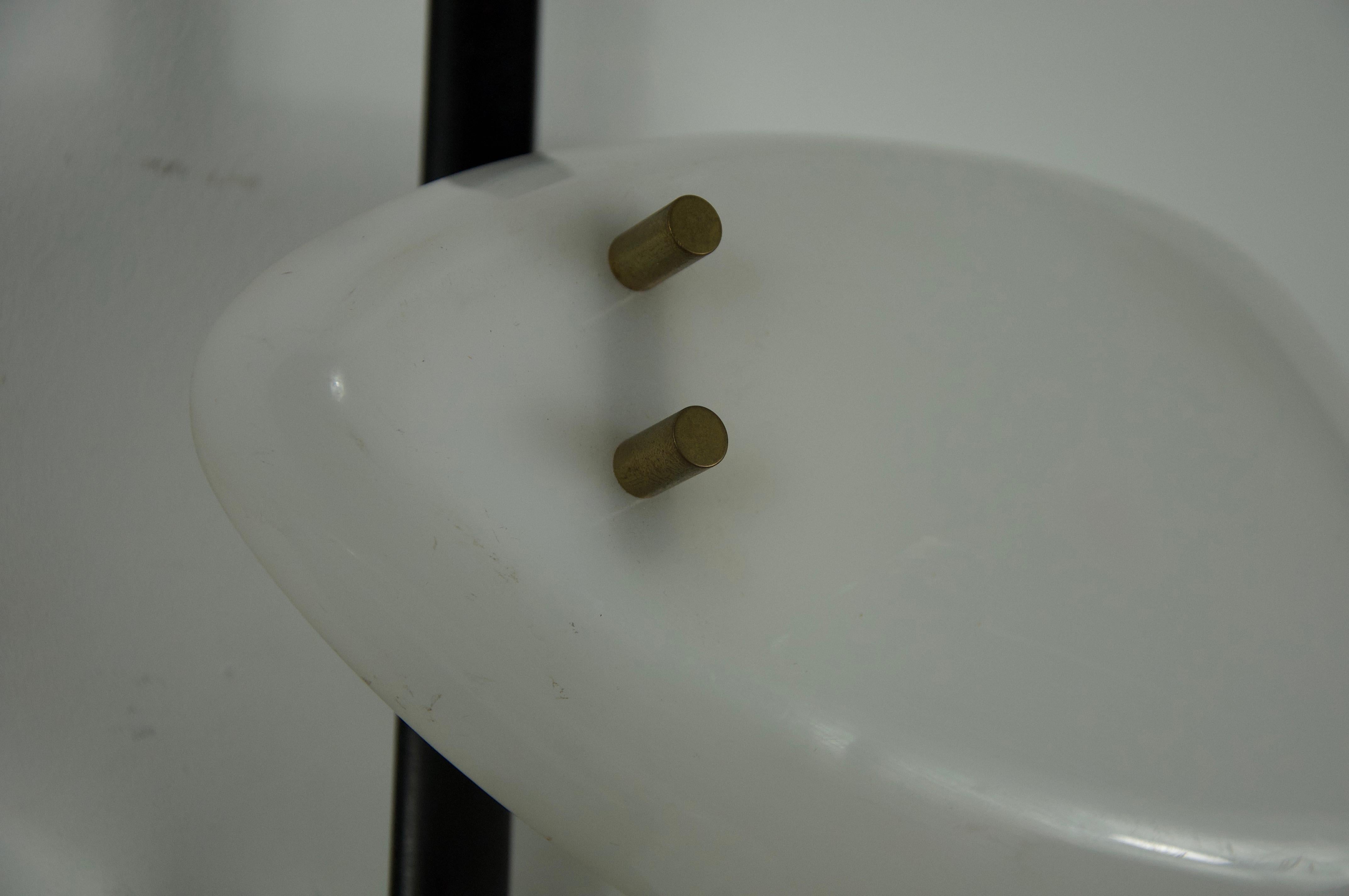 Italiano Lampada da parete di metà secolo in ottone e vetro plexi, Italia, anni '60 in vendita