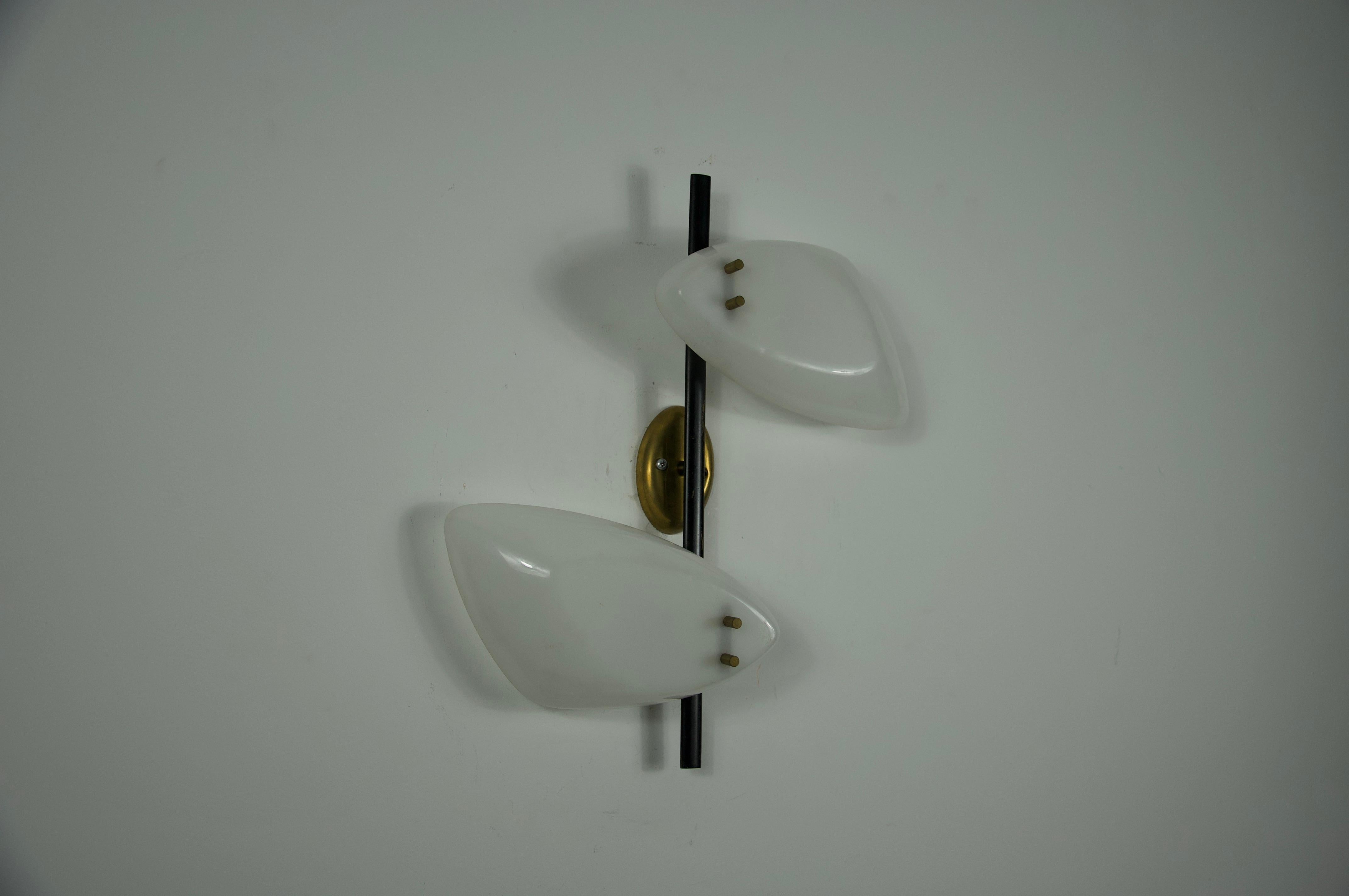 Lampada da parete di metà secolo in ottone e vetro plexi, Italia, anni '60 In condizioni discrete in vendita a Hagenbach, DE