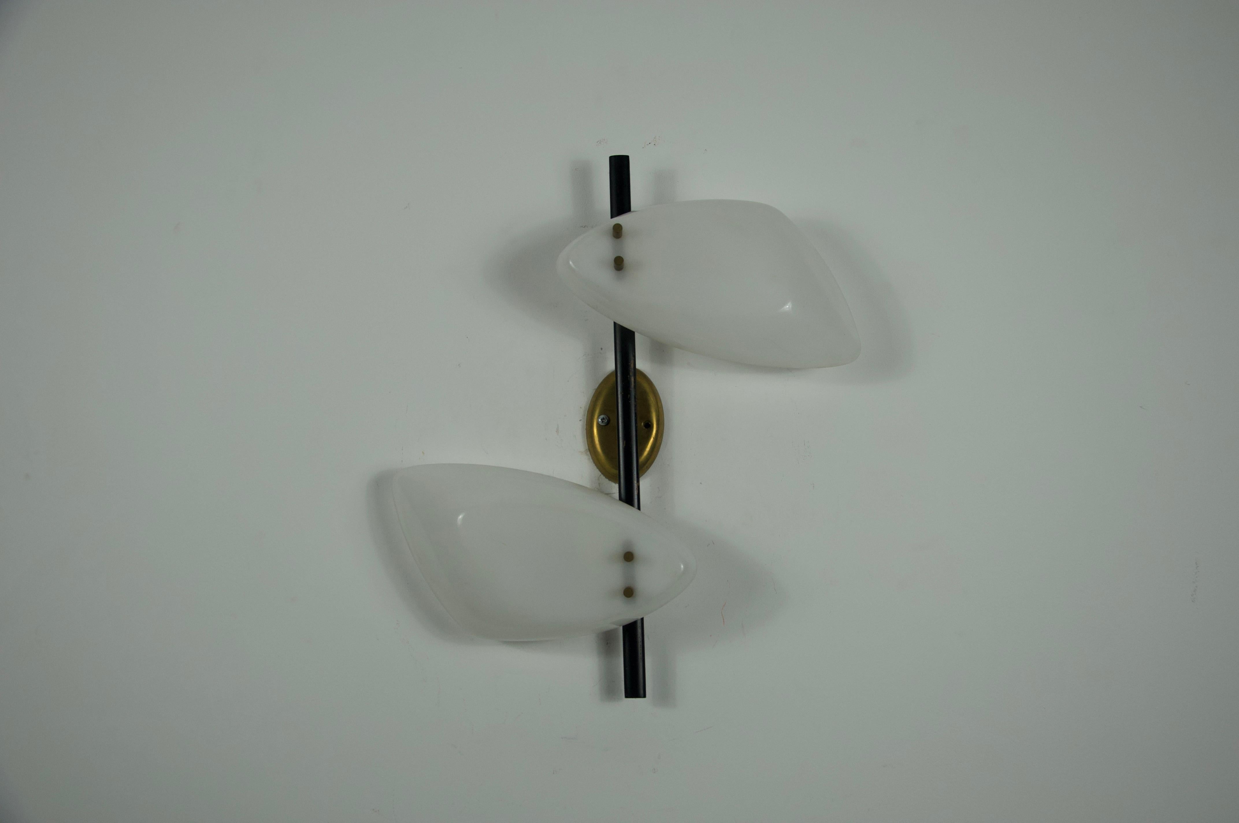 Metà XX secolo Lampada da parete di metà secolo in ottone e vetro plexi, Italia, anni '60 in vendita