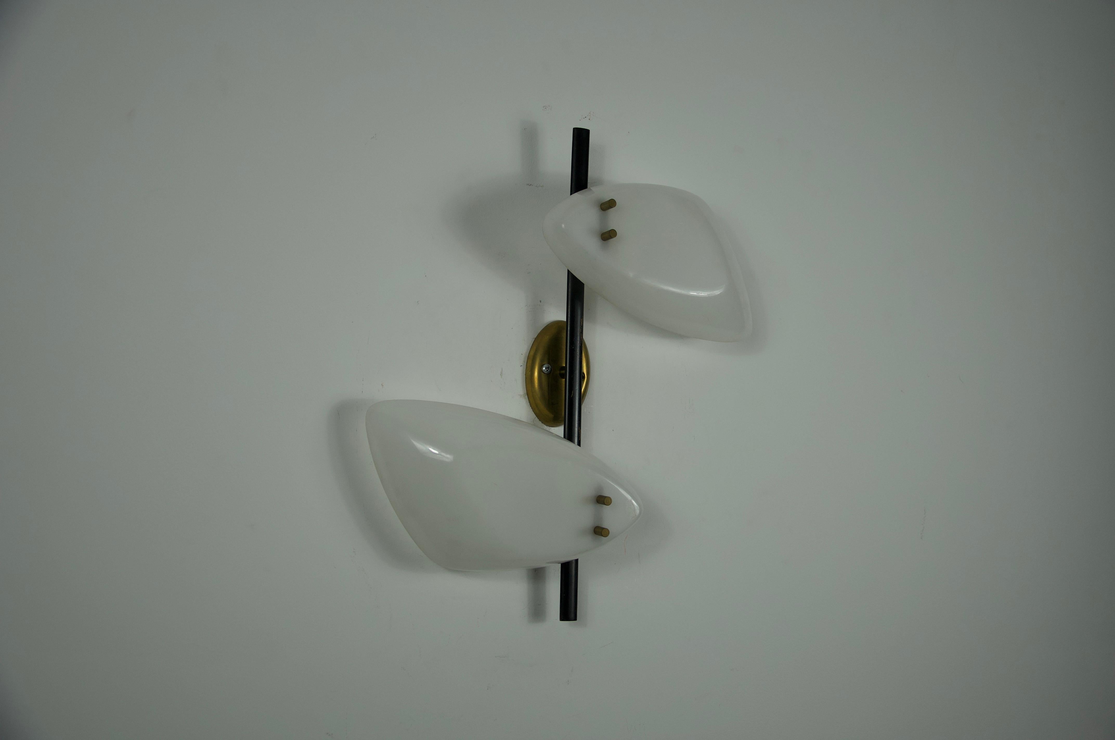 Ottone Lampada da parete di metà secolo in ottone e vetro plexi, Italia, anni '60 in vendita