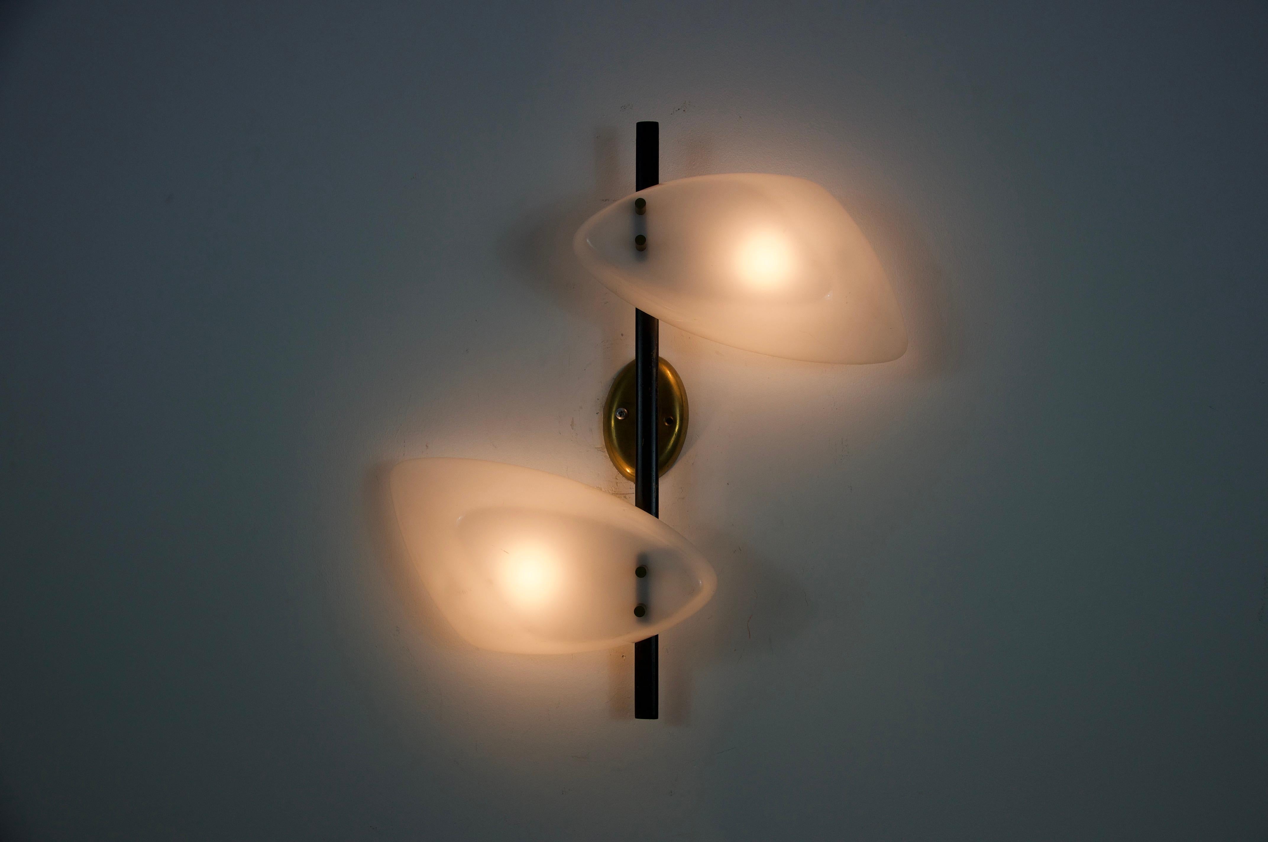 Lampada da parete di metà secolo in ottone e vetro plexi, Italia, anni '60 in vendita 1