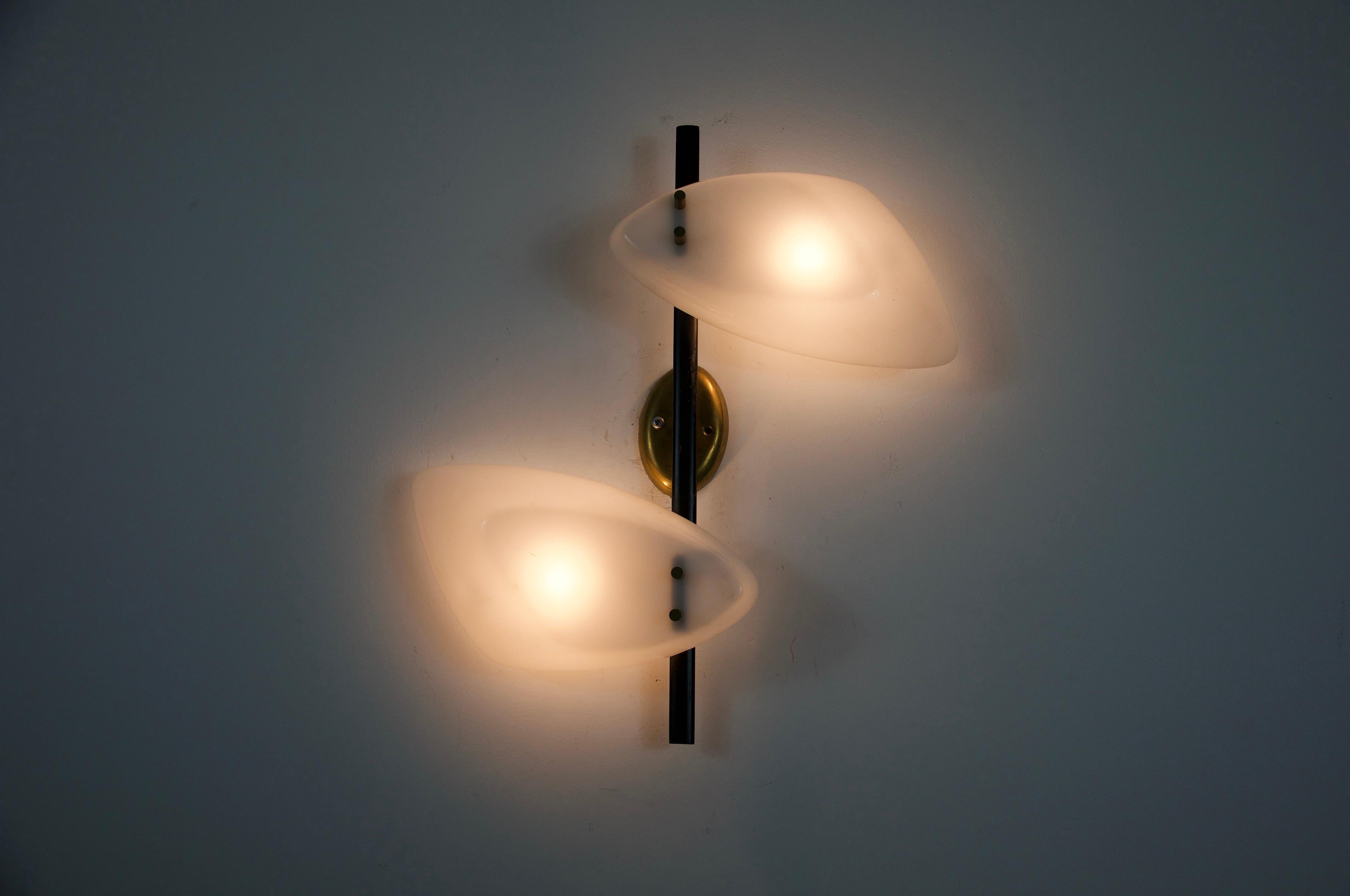 Lampada da parete di metà secolo in ottone e vetro plexi, Italia, anni '60 in vendita 2