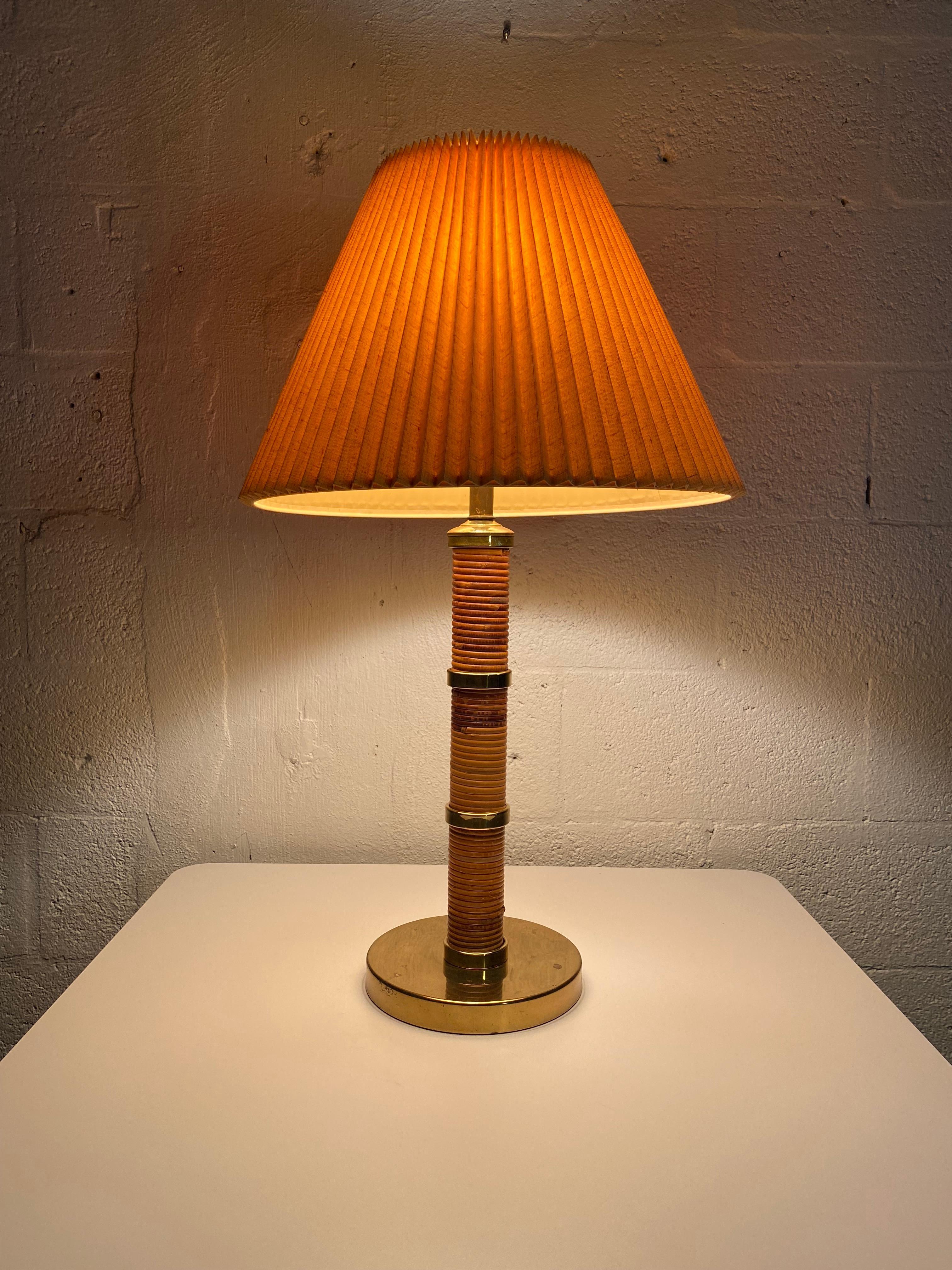 Mid-Century Brass and Rattan Table Lamp with Ribbed Shade 4