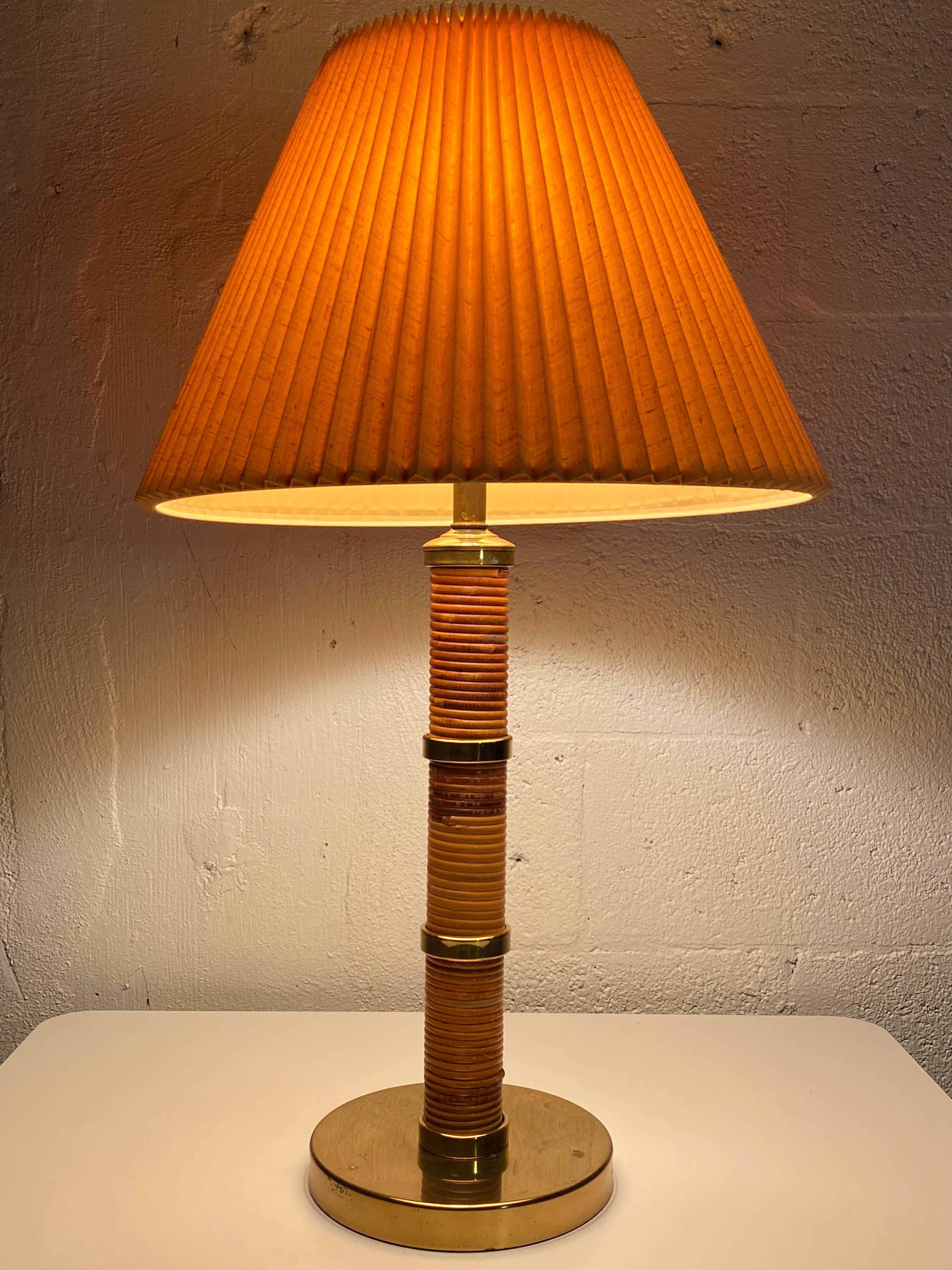 Mid-Century Brass and Rattan Table Lamp with Ribbed Shade 5