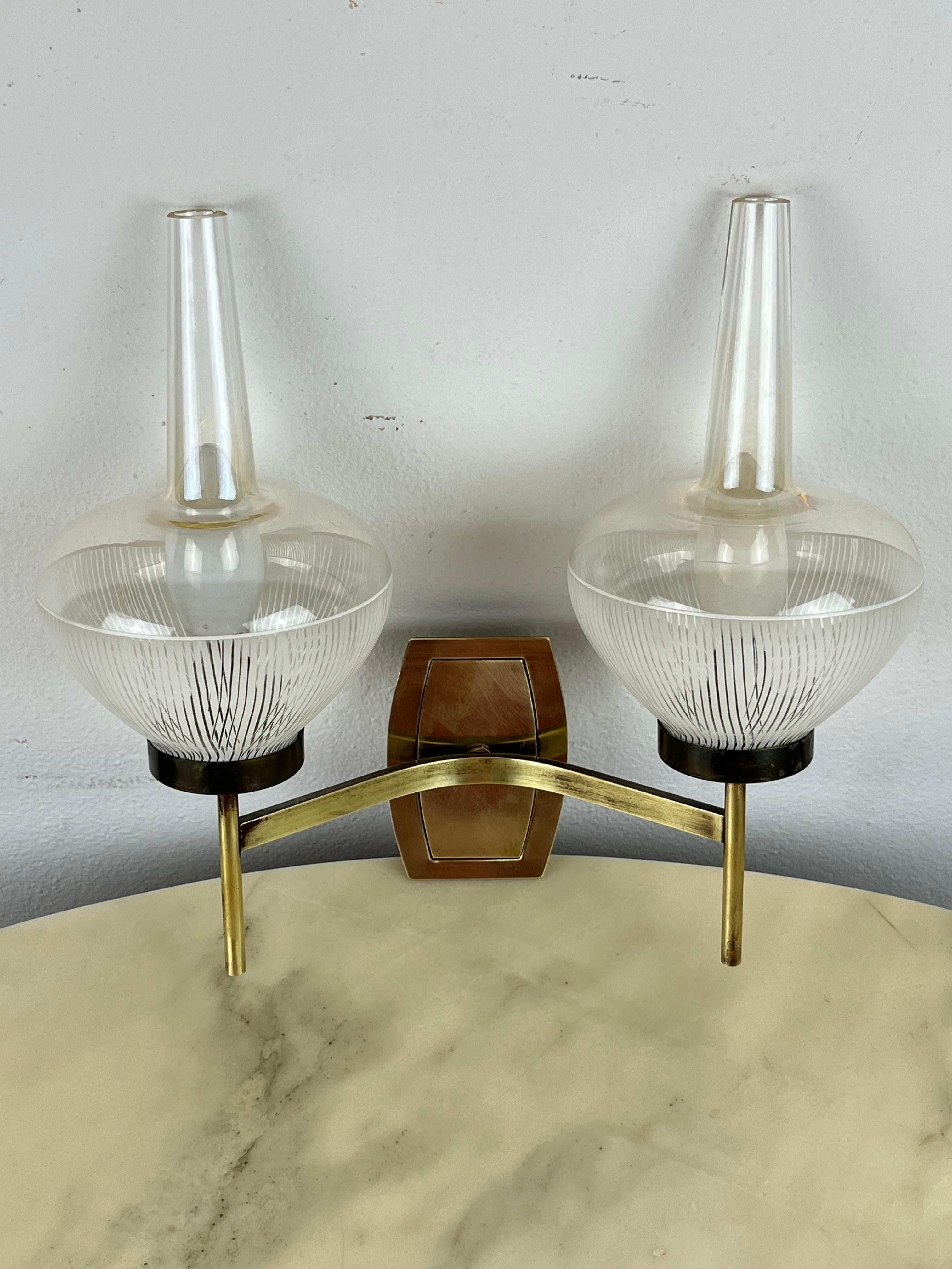 Mid-Century Brass and Ribbed Glass Wall Light Italian design  1960s In Good Condition For Sale In Palermo, IT