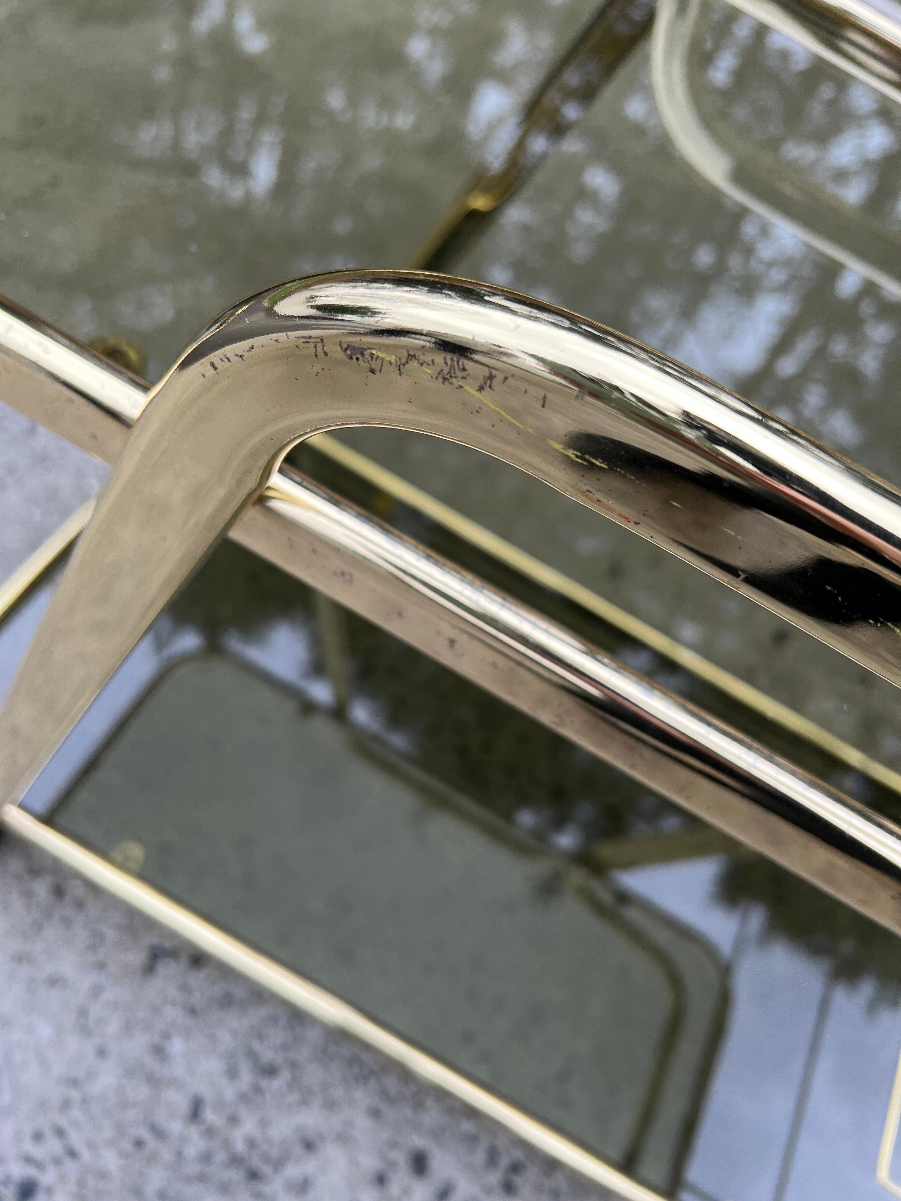 Chariot de bar en laiton et verre fumé du milieu du siècle en vente 14