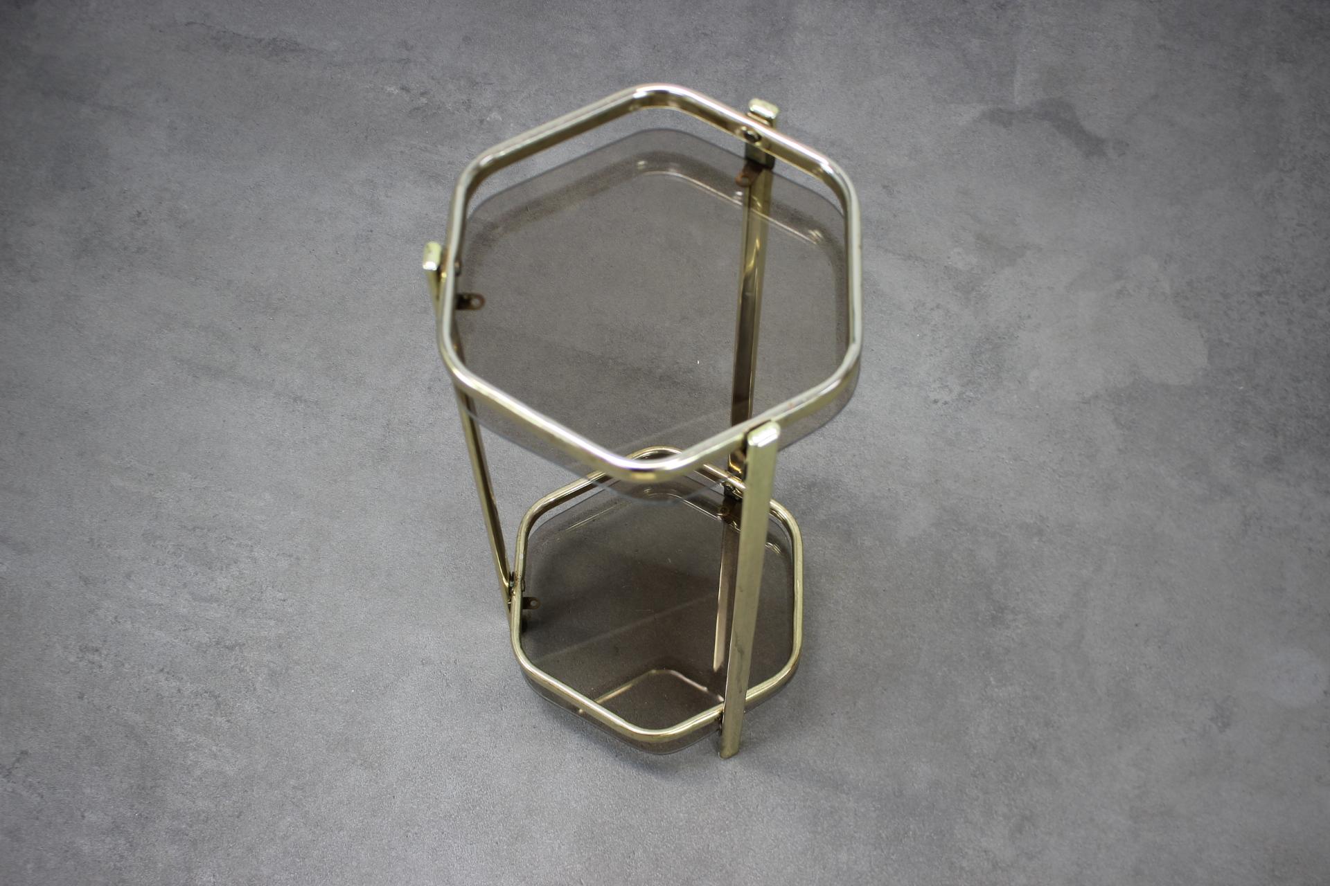 Allemand Table à thé en laiton et verre fumé du milieu du siècle, 1970, Allemagne en vente
