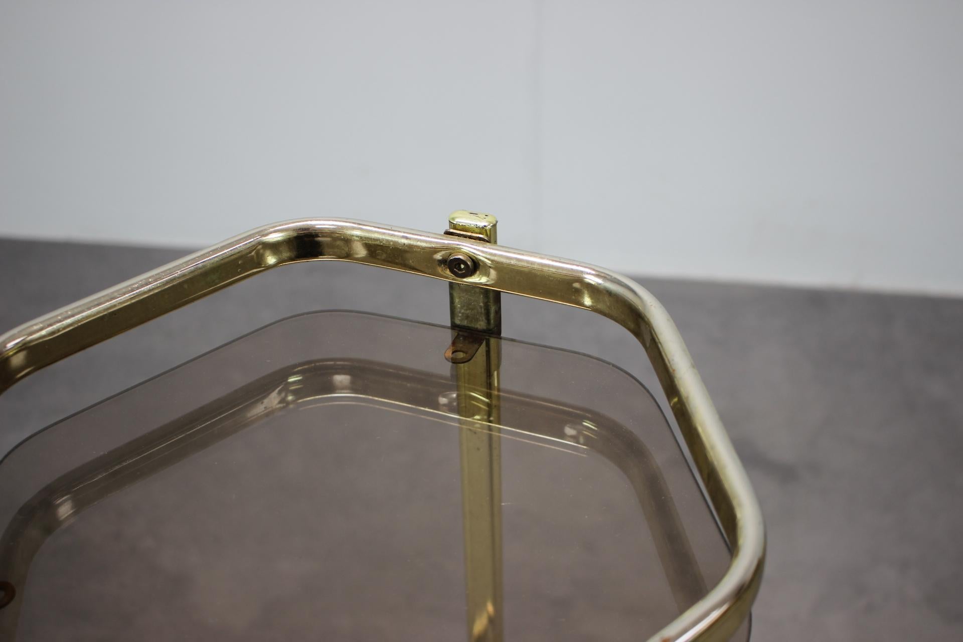 Table à thé en laiton et verre fumé du milieu du siècle, 1970, Allemagne Bon état - En vente à Praha, CZ