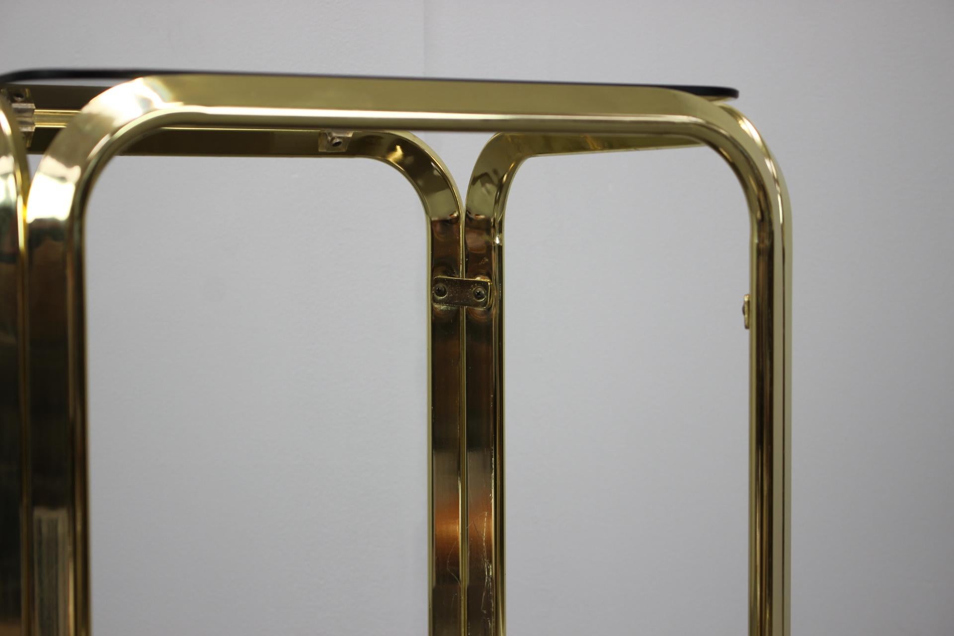 Table à thé en laiton et verre fumé du milieu du siècle, 1970, Allemagne en vente 1