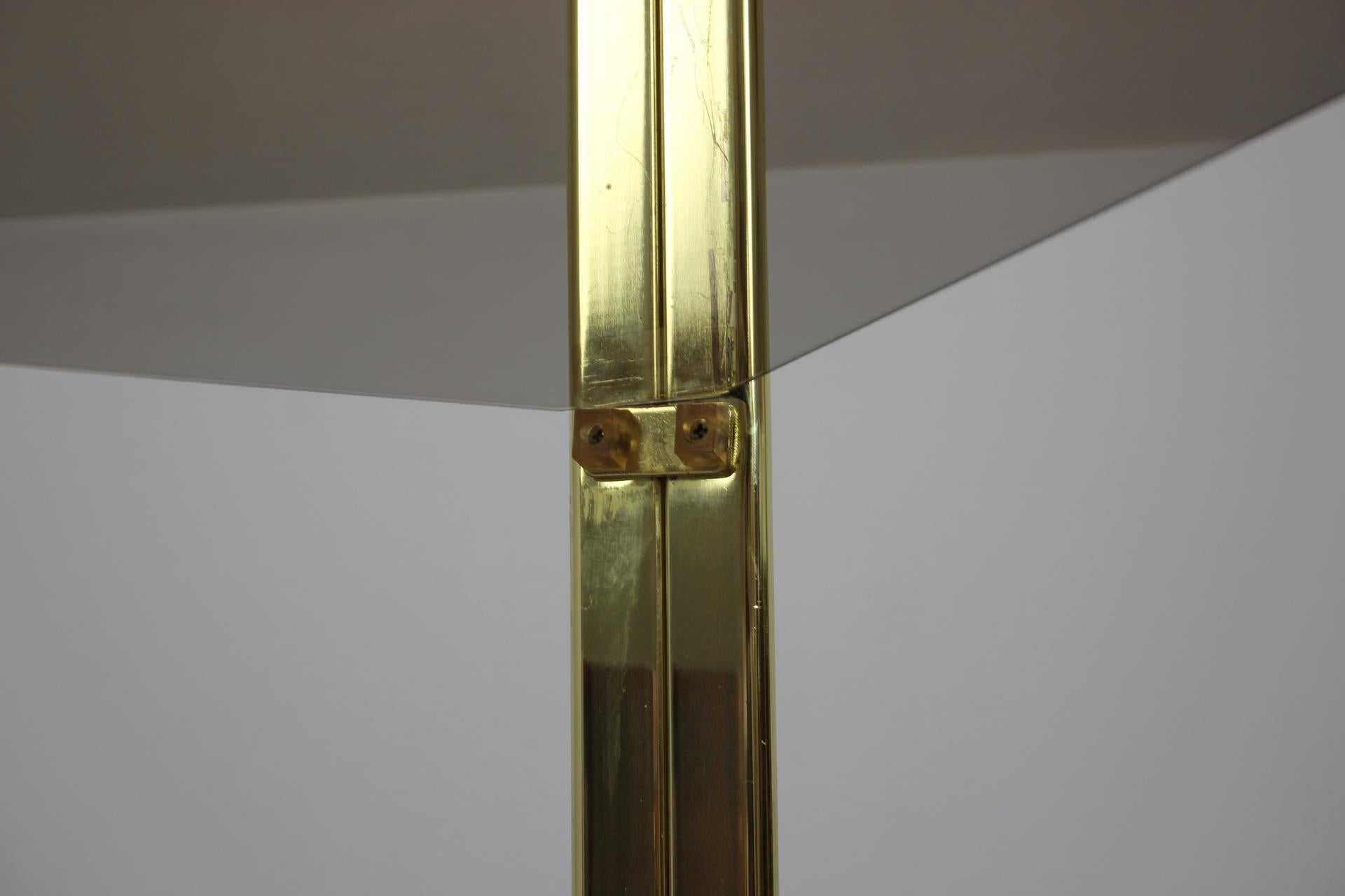 Table à thé en laiton et verre fumé du milieu du siècle, 1970, Allemagne en vente 2