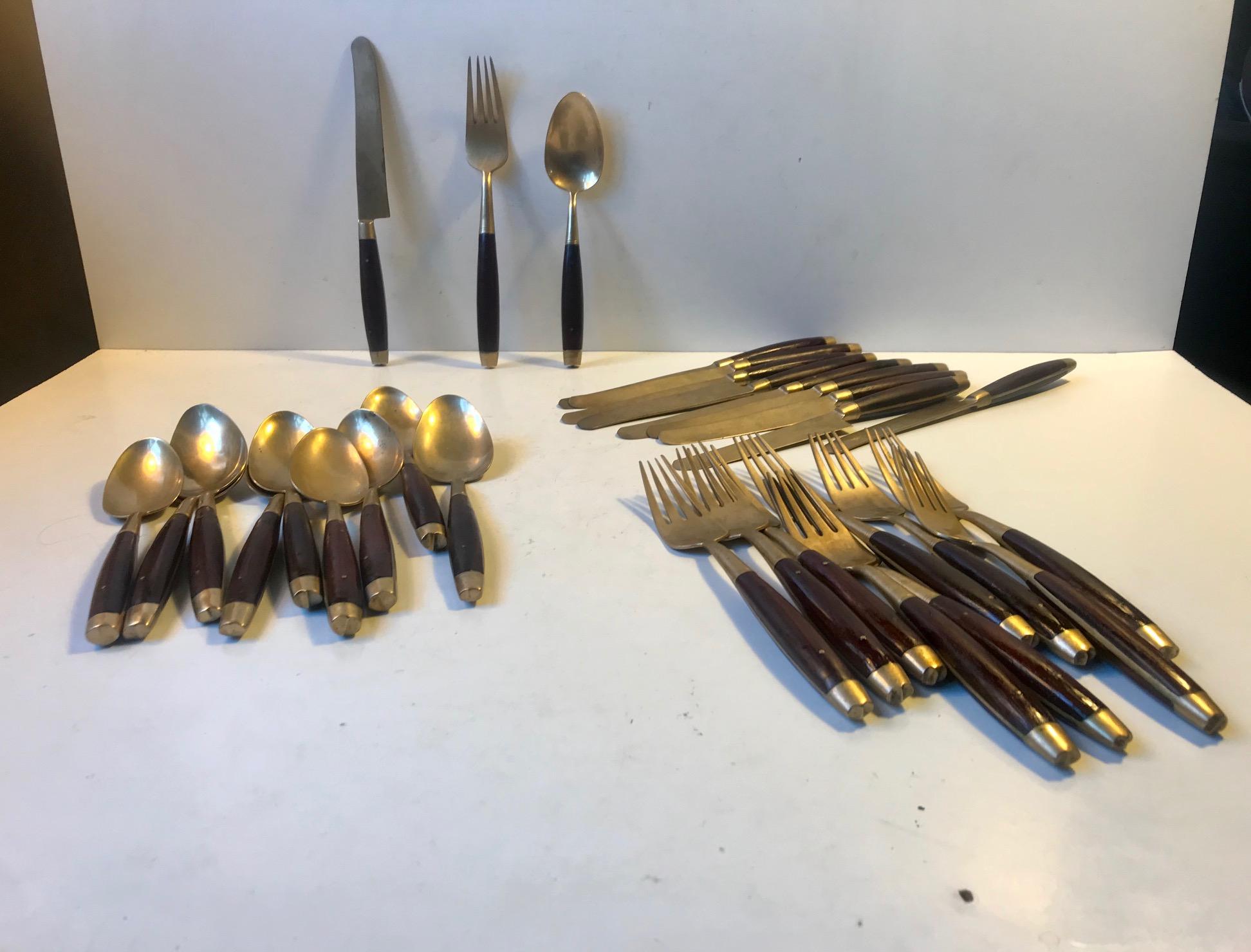A brass and teak cutlery - flatware set. Its called Thailand and was manufactured by Frigast in Denmark during the late 1950s-early 1960s. The set consists of 10 lunch knives, 10 spoons and 10 forks. The knives and forks measures 20 cm in length -