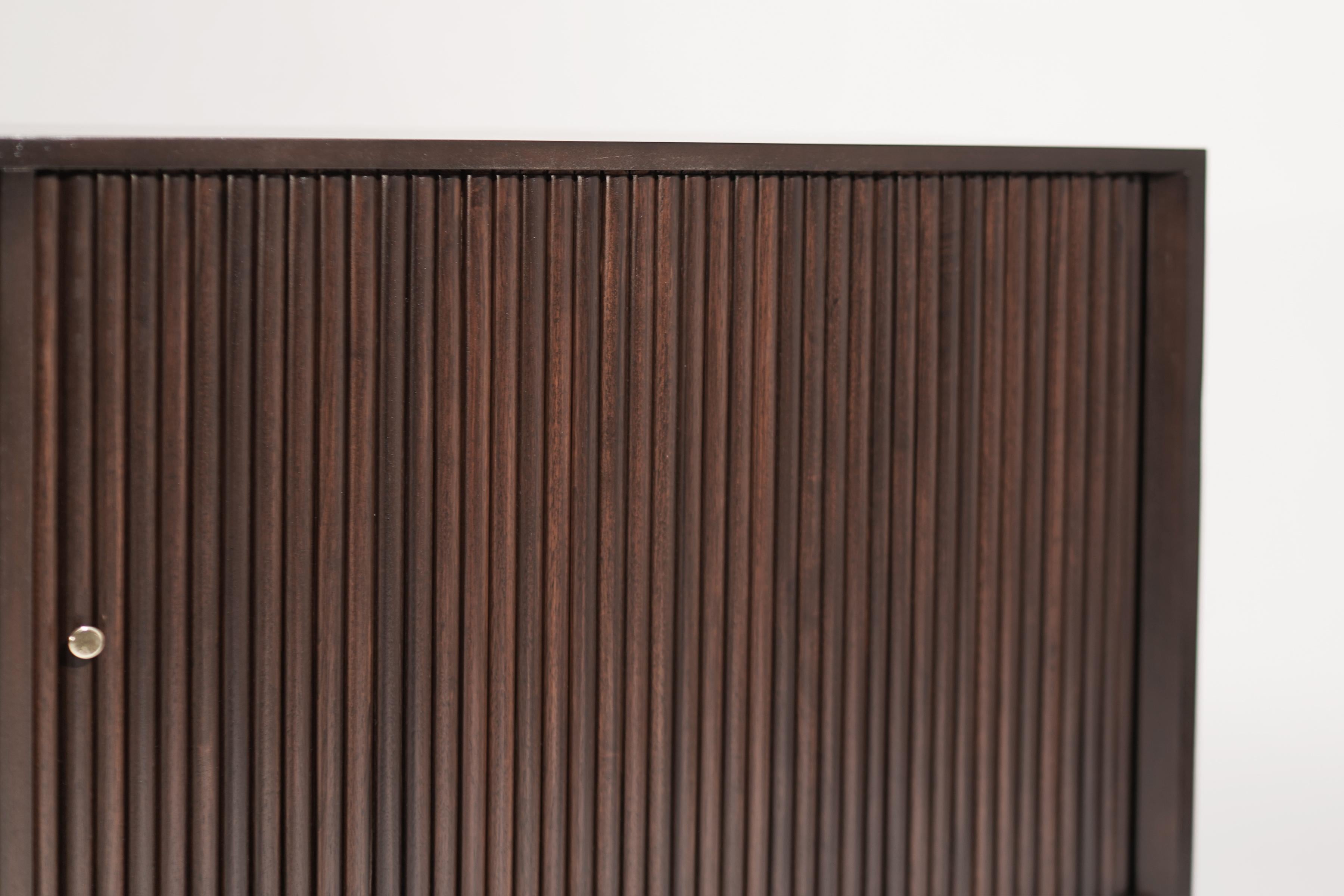 Credenza di metà secolo in ottone e noce, 1950 ca. in vendita 3