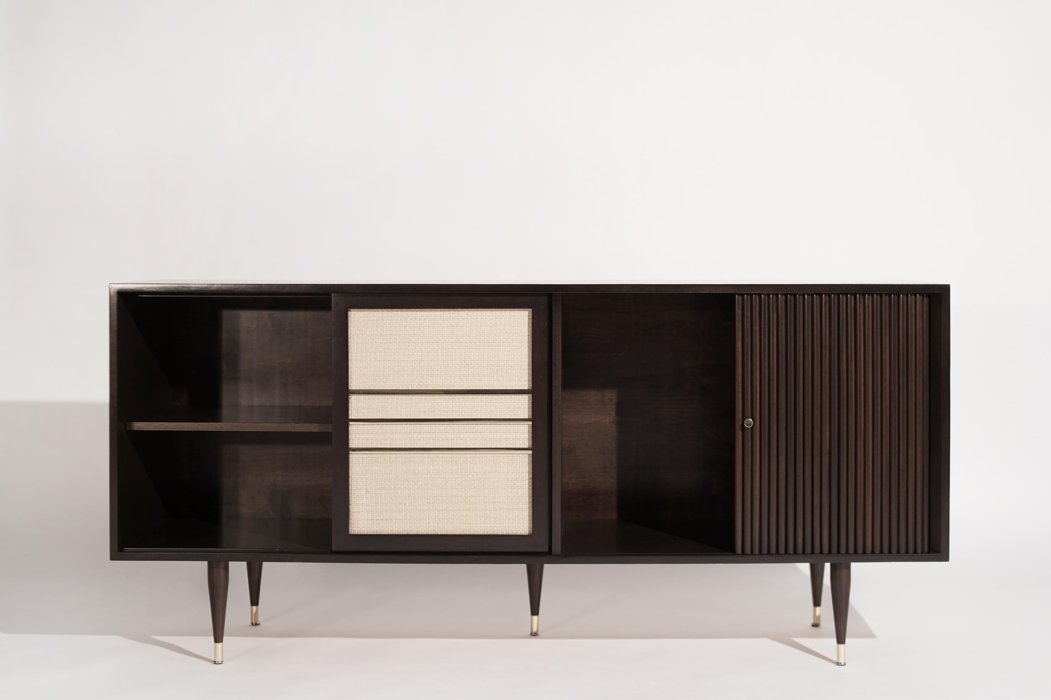 Mid-Century moderno Credenza di metà secolo in ottone e noce, 1950 ca. in vendita