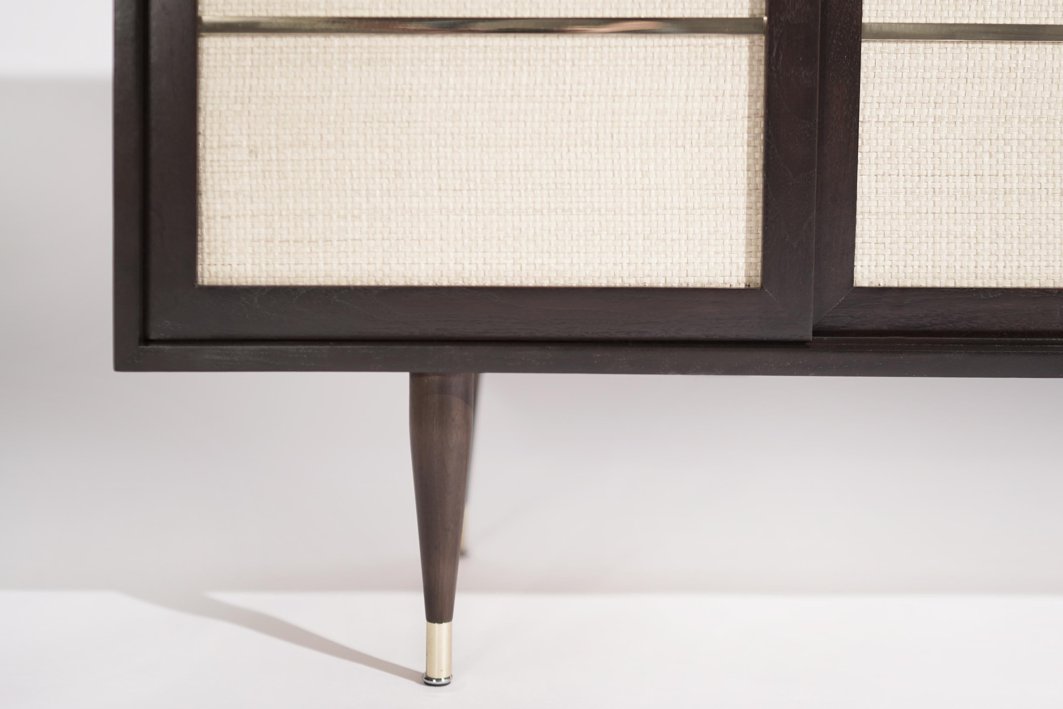 Credenza di metà secolo in ottone e noce, 1950 ca. in vendita 2