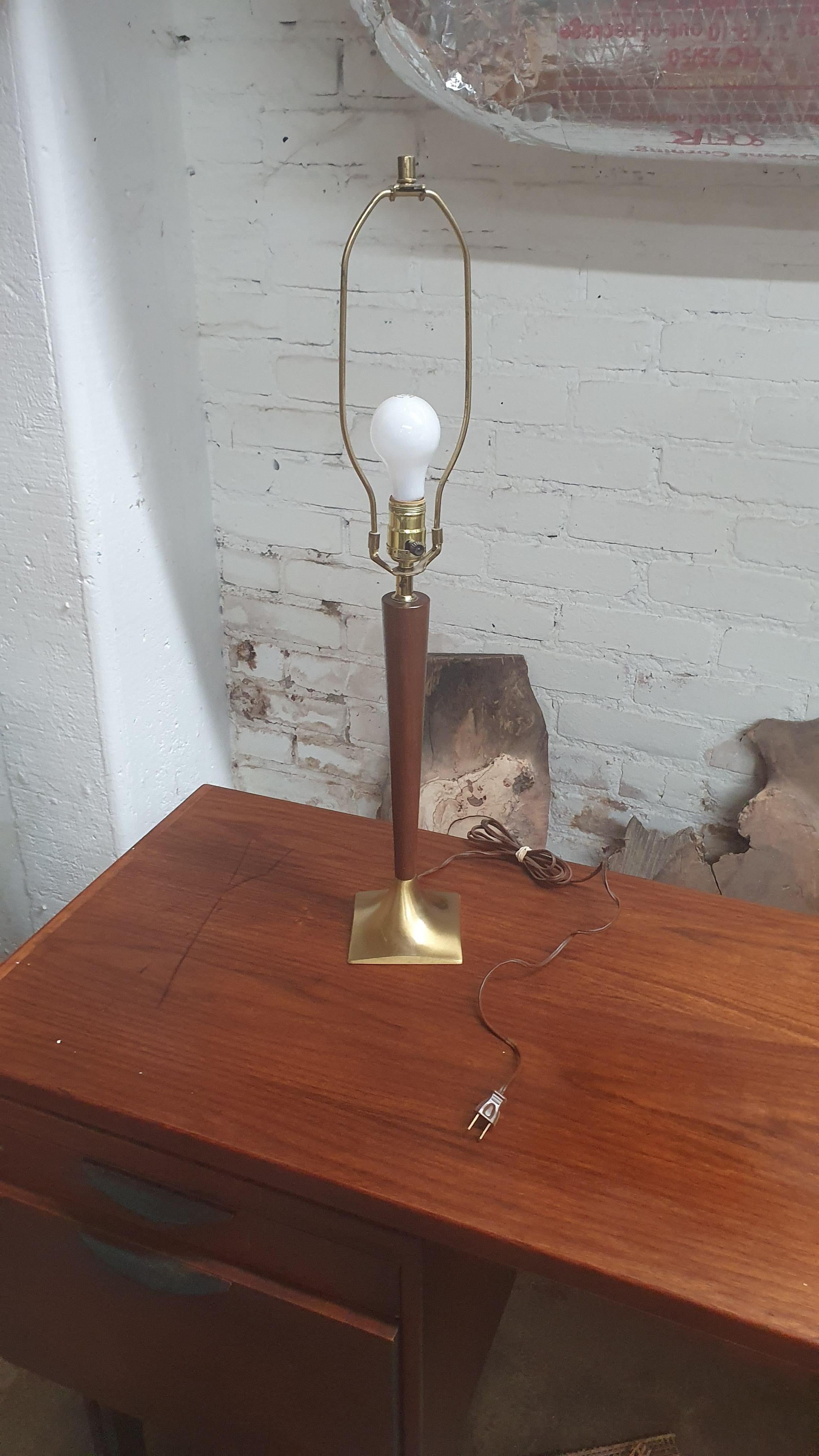 Beautiful walnut and brass Mid-Century Modern table lamp by Laurel Lamp Company. This is a classic and simple design that looks great with many styles. 

great condition. 5 inch square base, 15 inches to the top of the walnut, 29 inches to the top