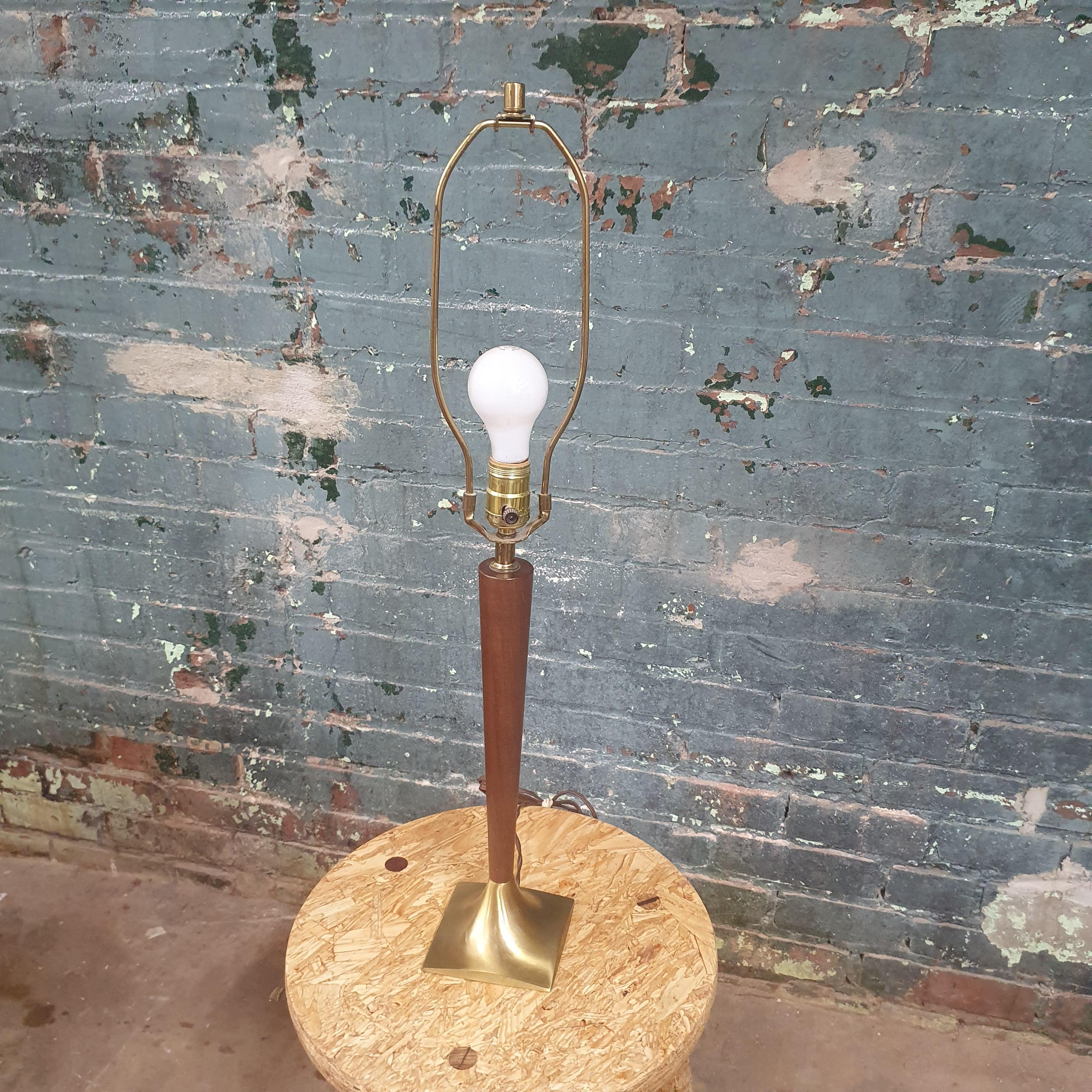 Mid Century Brass and Walnut Lamp by Laurel Lamp Co. In Good Condition In Philadelphia, PA