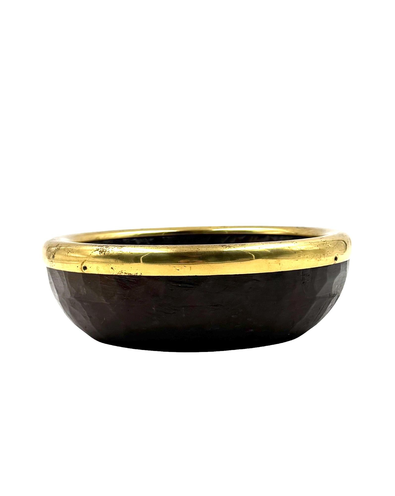 Mid-century brass and wood bowl, Italy 1970s In Excellent Condition For Sale In Firenze, IT