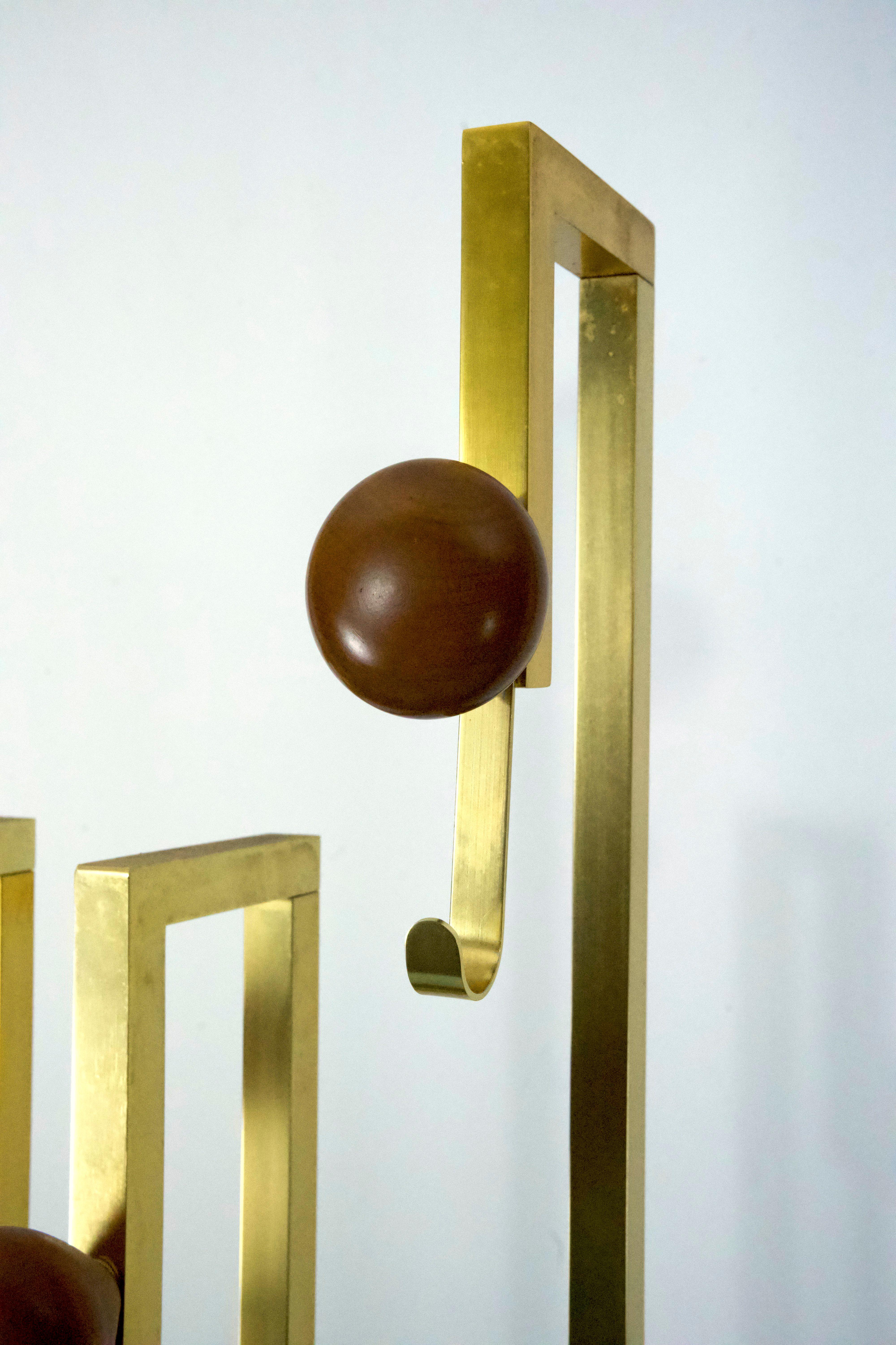 Appendiabiti in ottone e legno di metà secolo. Italia anni '70 in vendita 3