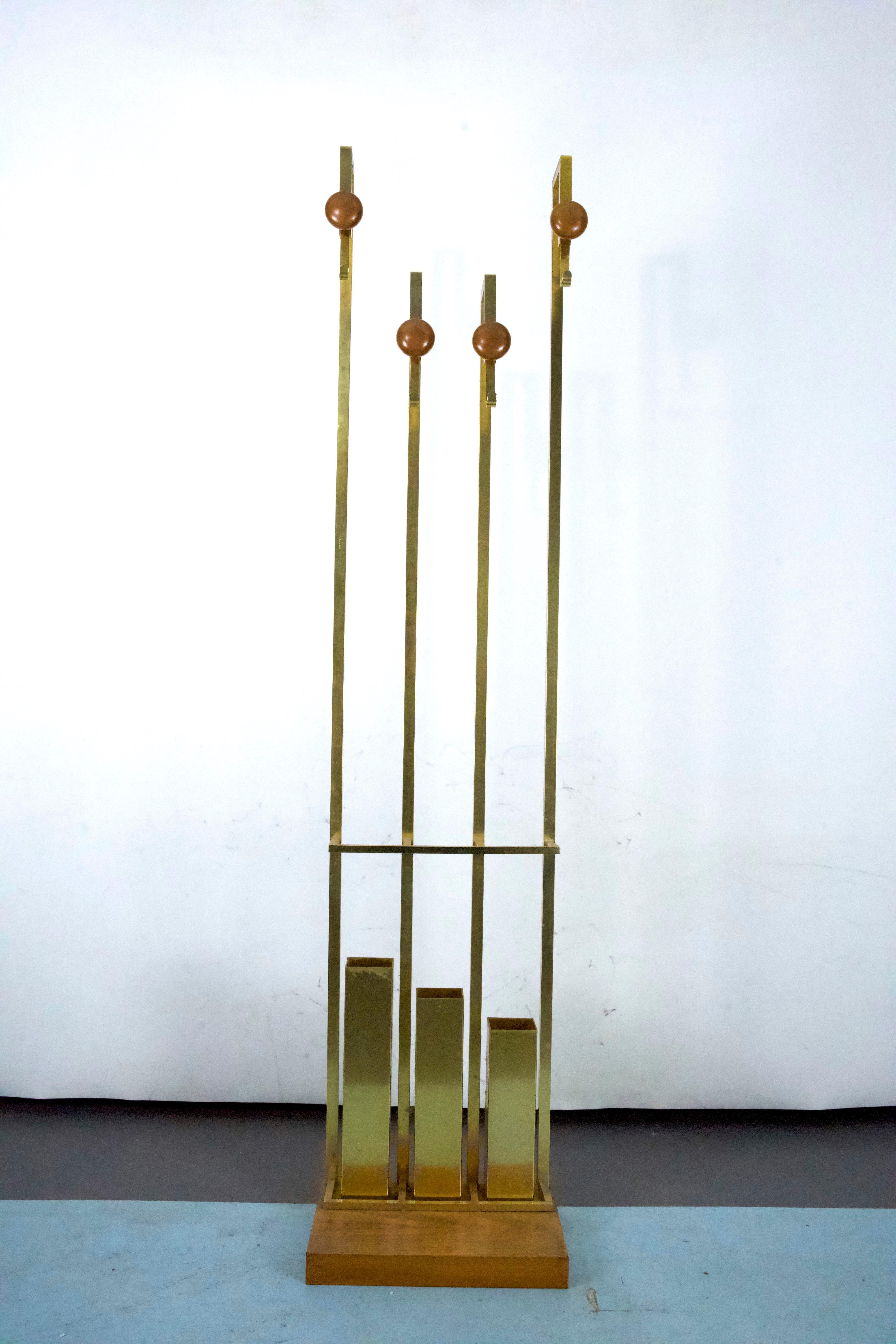 Un appendiabiti italiano del Mid-Century degli anni '70, realizzato in ottone e legno. Questo elegante pezzo presenta un design elegante e funzionale, tipico dell'estetica dell'epoca. La combinazione di toni caldi del legno e dettagli in ottone