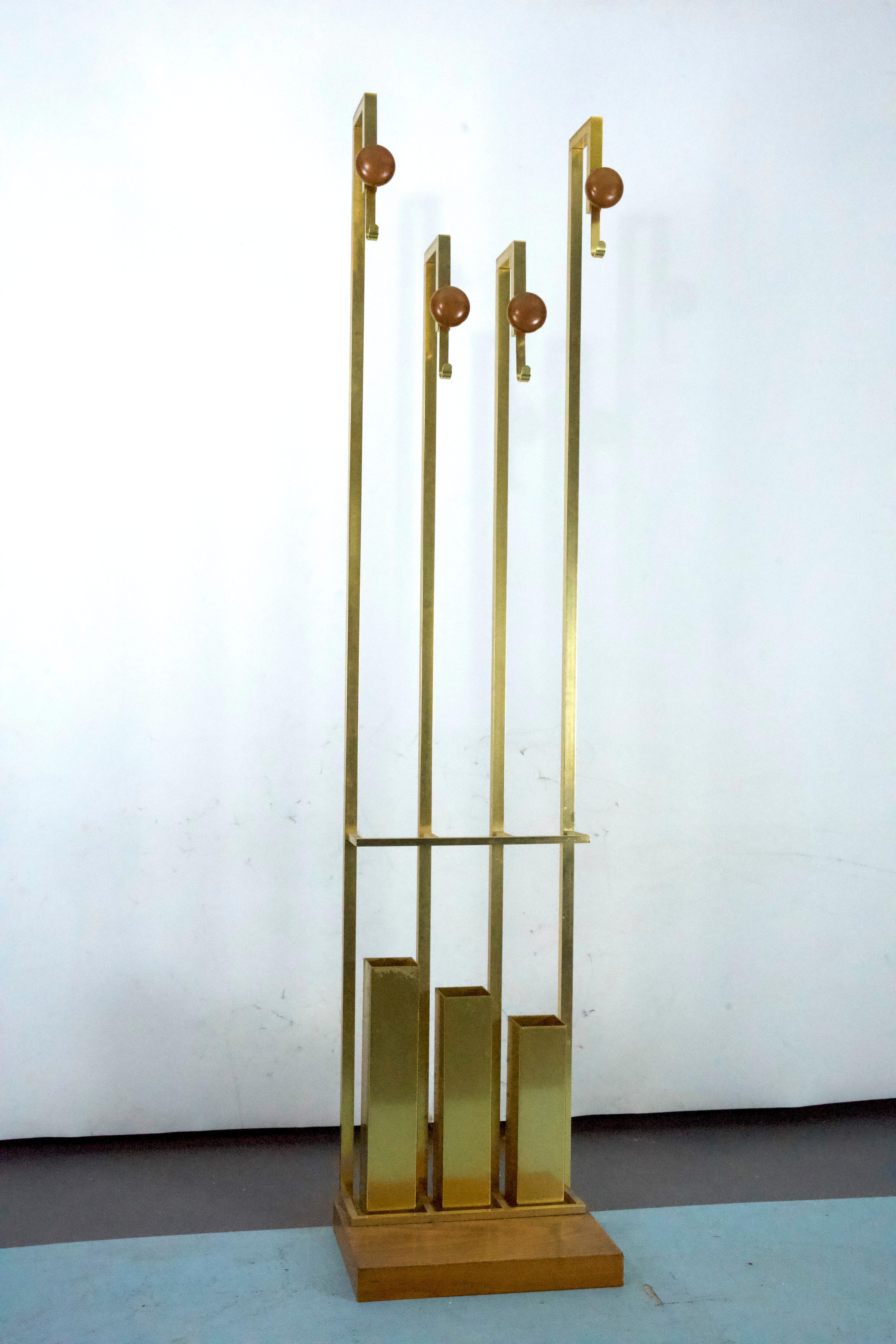 Mid-Century moderno Appendiabiti in ottone e legno di metà secolo. Italia anni '70 in vendita