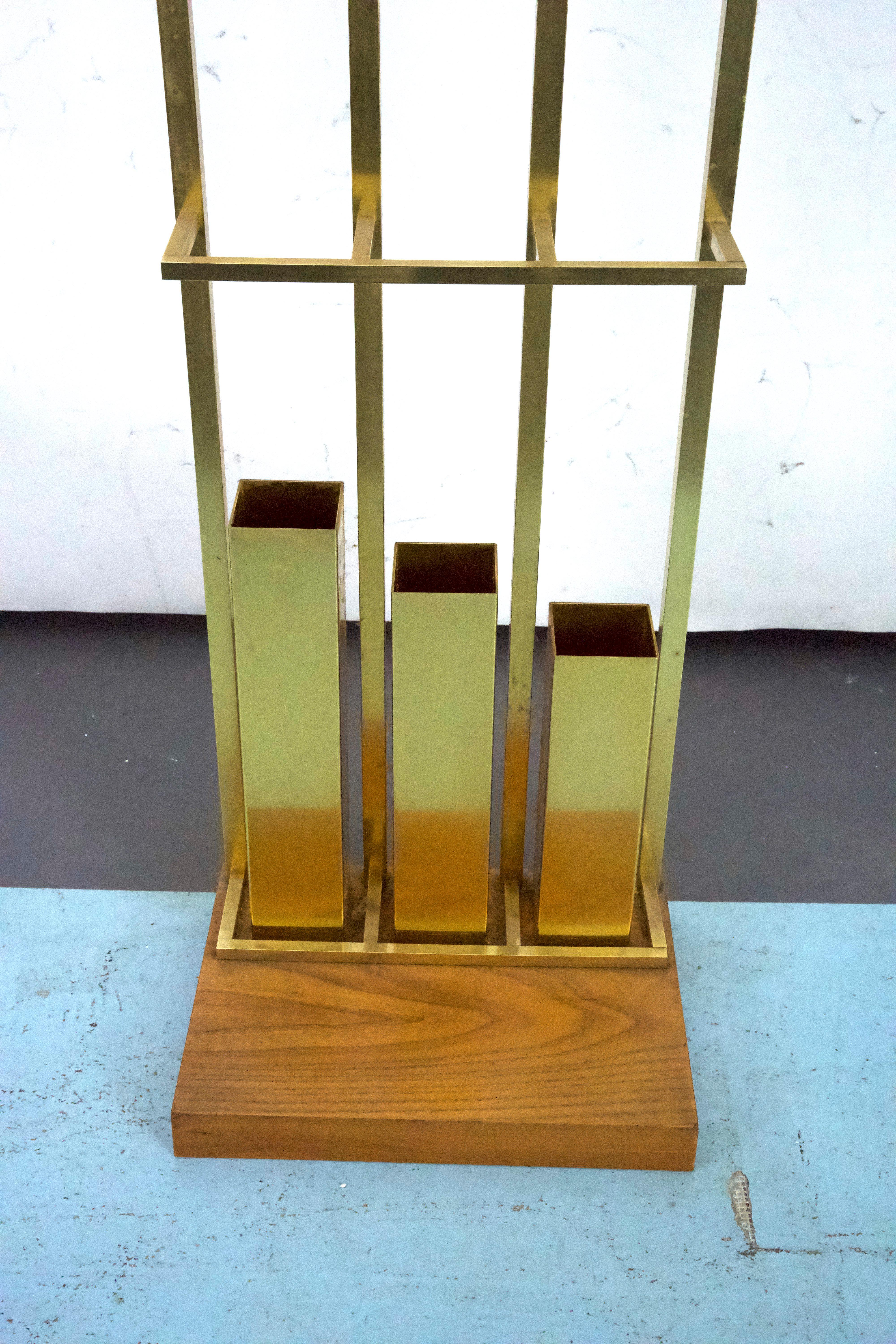 XX secolo Appendiabiti in ottone e legno di metà secolo. Italia anni '70 in vendita