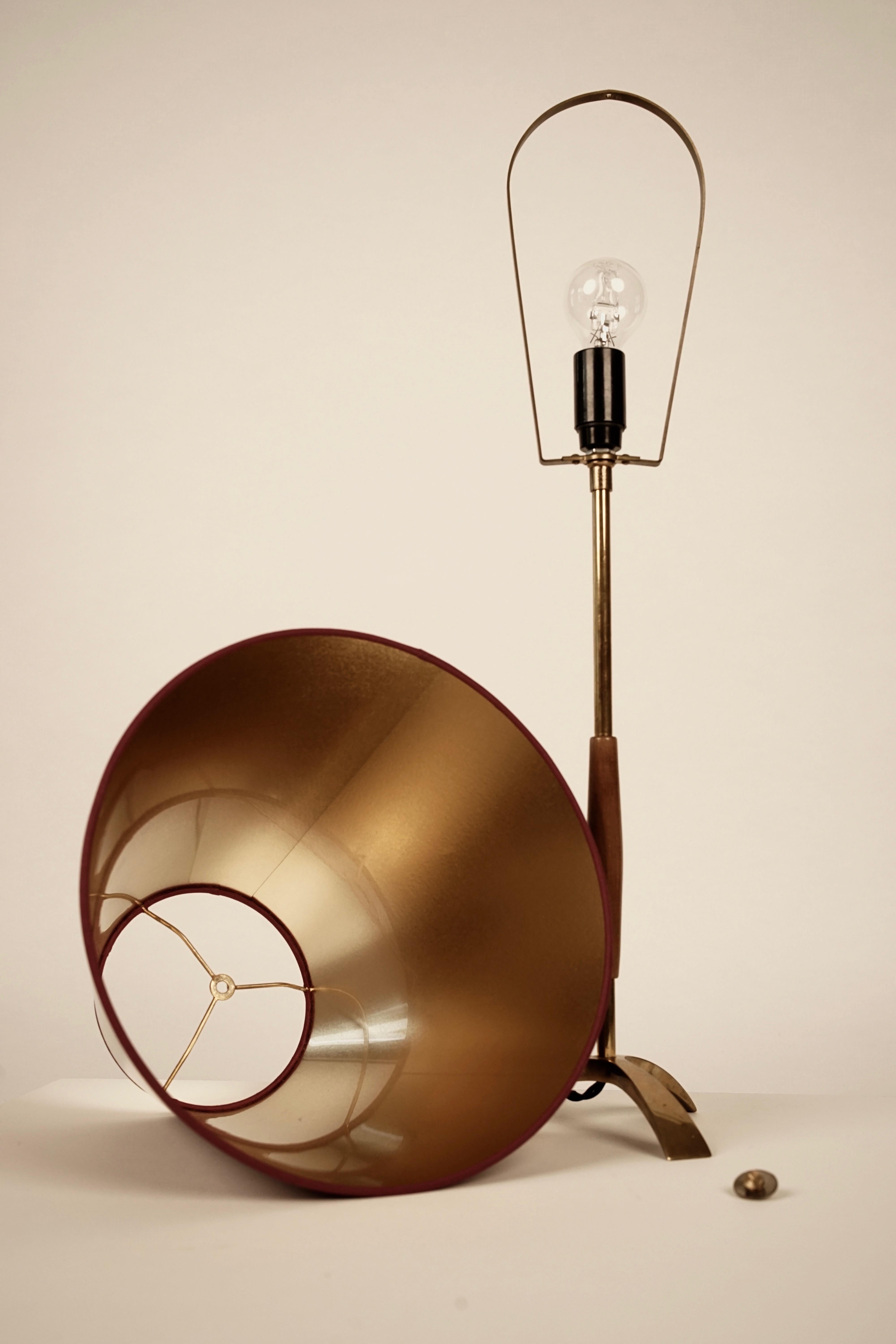 Midcentury Brass and Wood J. T. Kalmar Table Lamp In Good Condition For Sale In Vienna, Austria