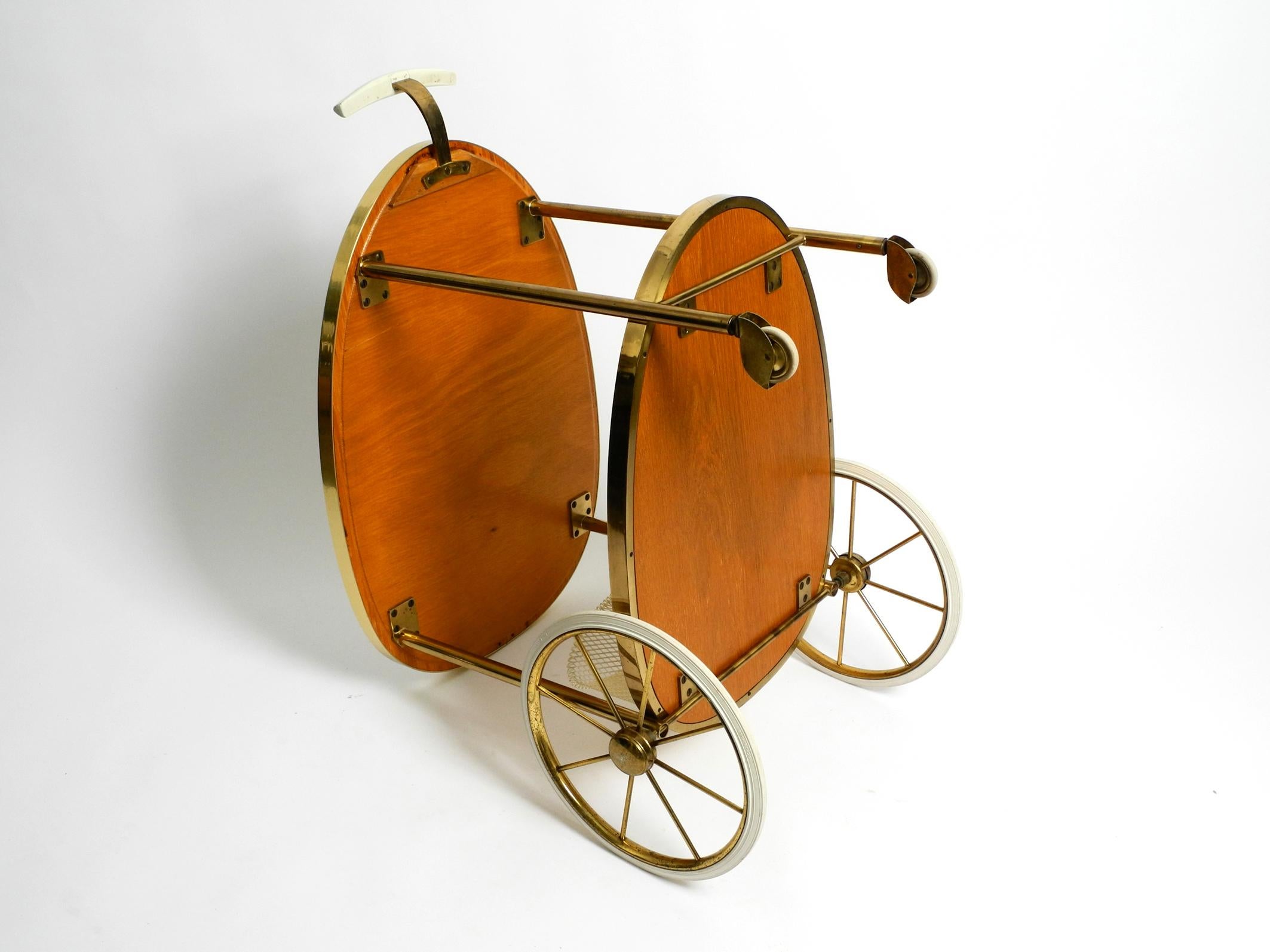 Mid Century brass and wood serving trolley or bar cart by Vereinigte Werkstätten For Sale 3