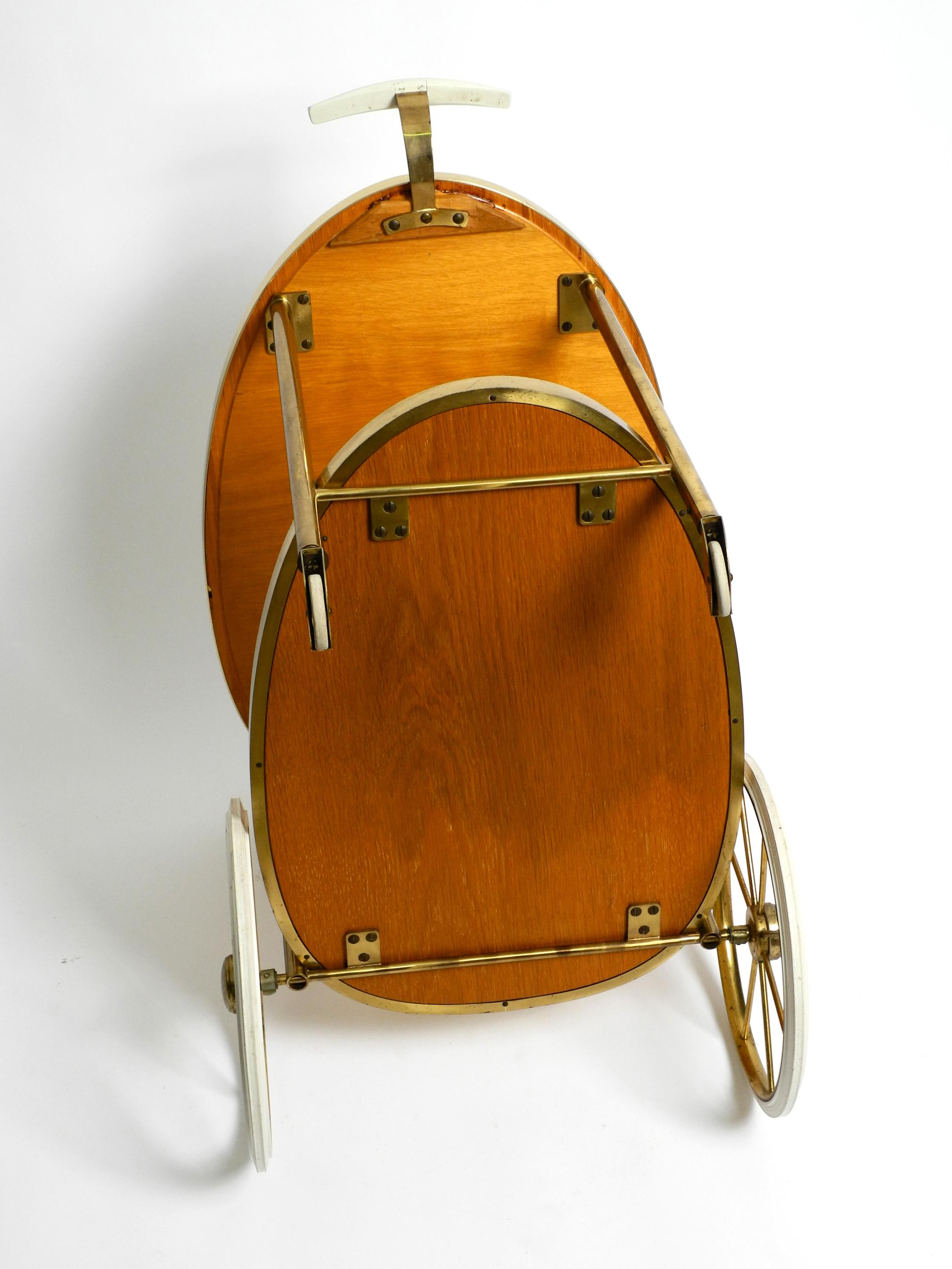 Mid Century brass and wood serving trolley or bar cart by Vereinigte Werkstätten For Sale 4