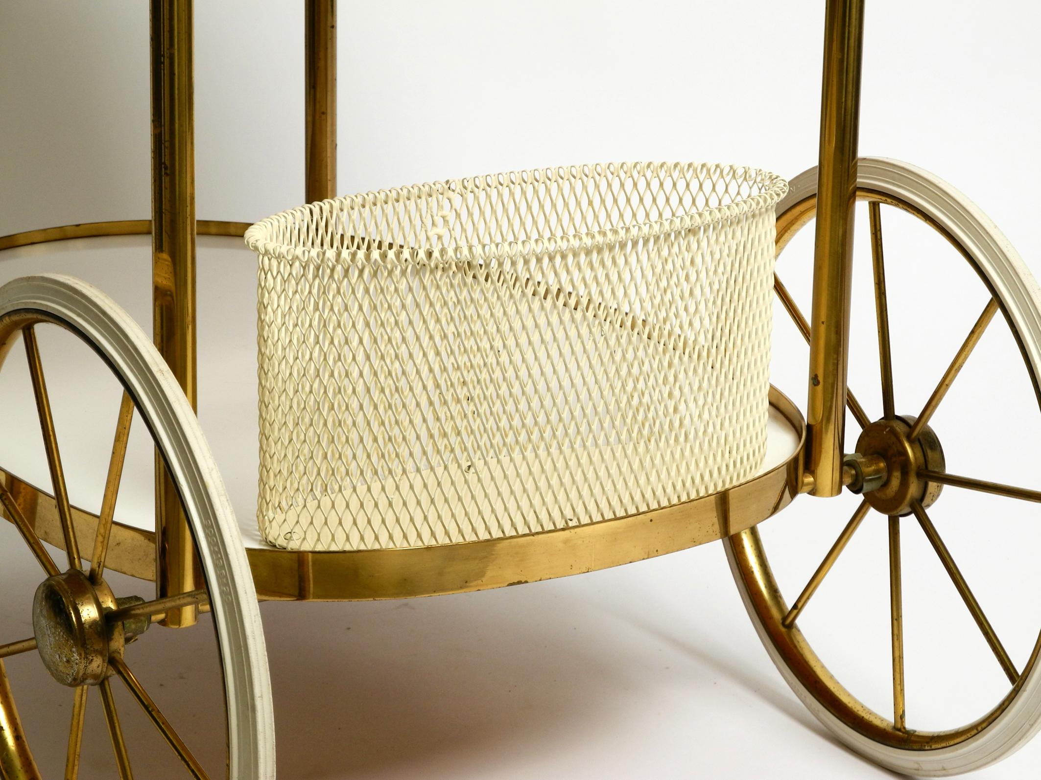 Mid Century brass and wood serving trolley or bar cart by Vereinigte Werkstätten For Sale 7