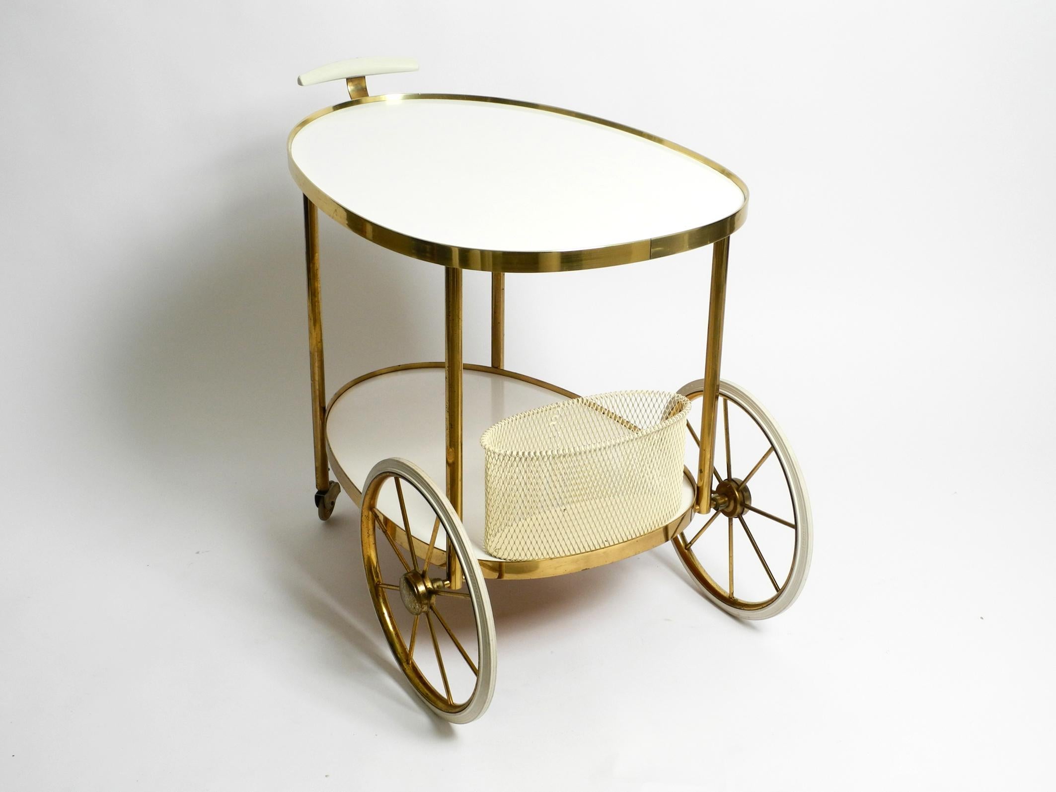Mid Century brass and wood serving trolley or bar cart by Vereinigte Werkstätten In Good Condition For Sale In München, DE