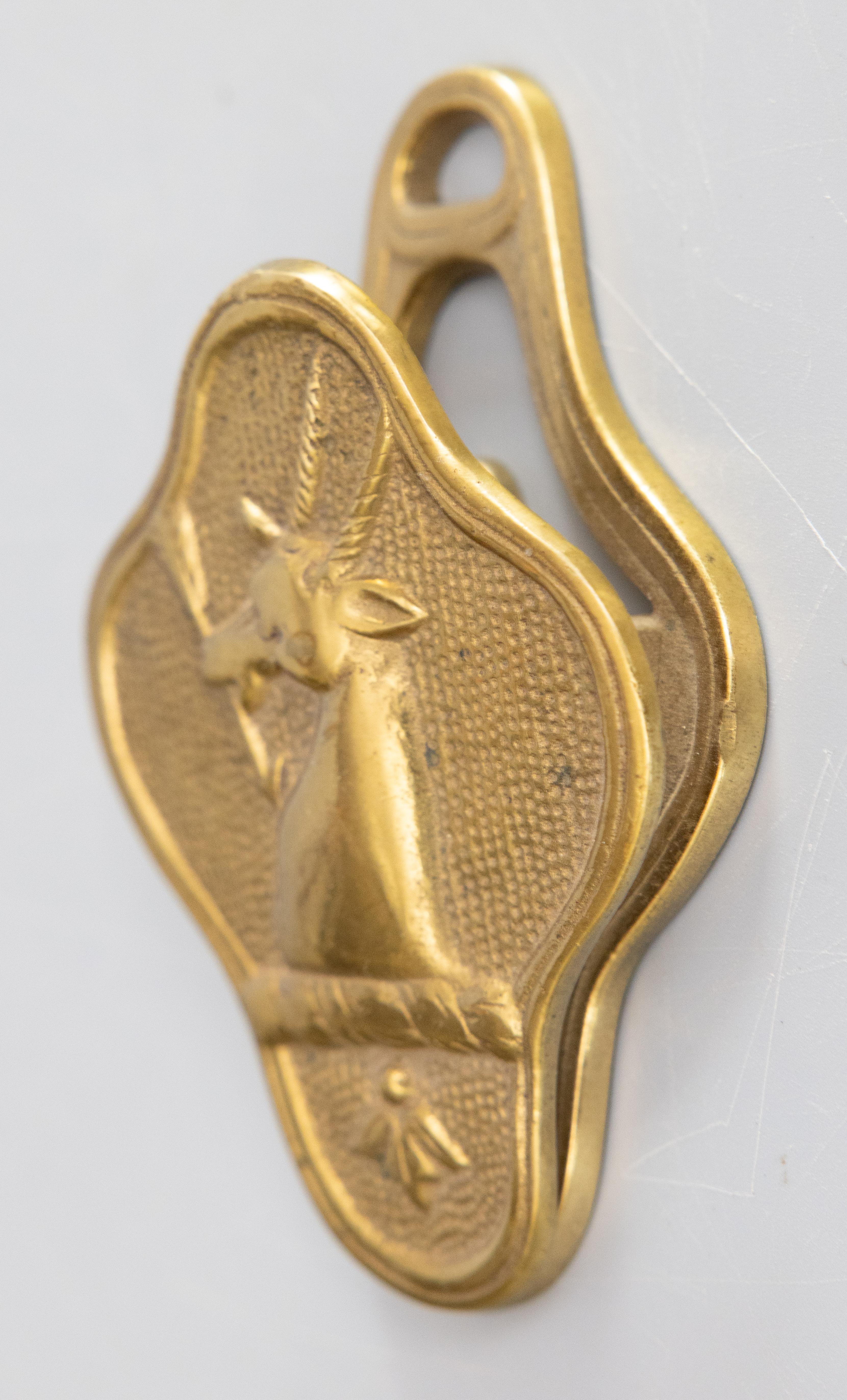 Una bella graffetta da scrivania in ottone di metà secolo, in stile cervo o antilope, realizzata da Virginia Metalcrafters. Marchio del produttore impresso sul retro. Questo bel fermaglio da tavolo è ben fatto e pesante, con bei dettagli e una bella